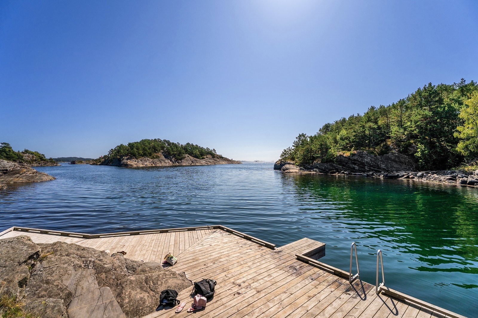 Felles badebrygge som er veldig populær for små og store. Galleribilde