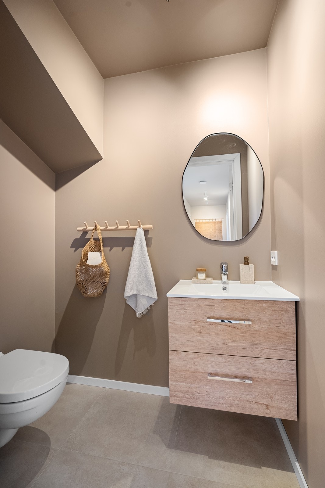 Toalettrom i samme etasje for gjester. Galleribilde