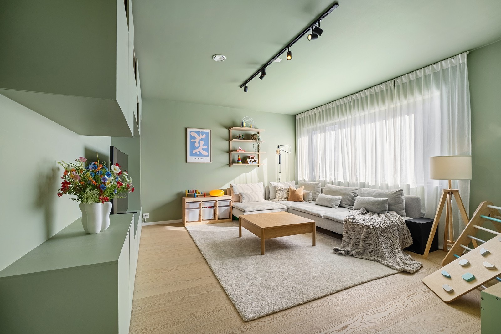 Vi starter med tv-stuen - meget romslig rom som har benyttes til både lekerom og kinorom for hele familien. Galleribilde