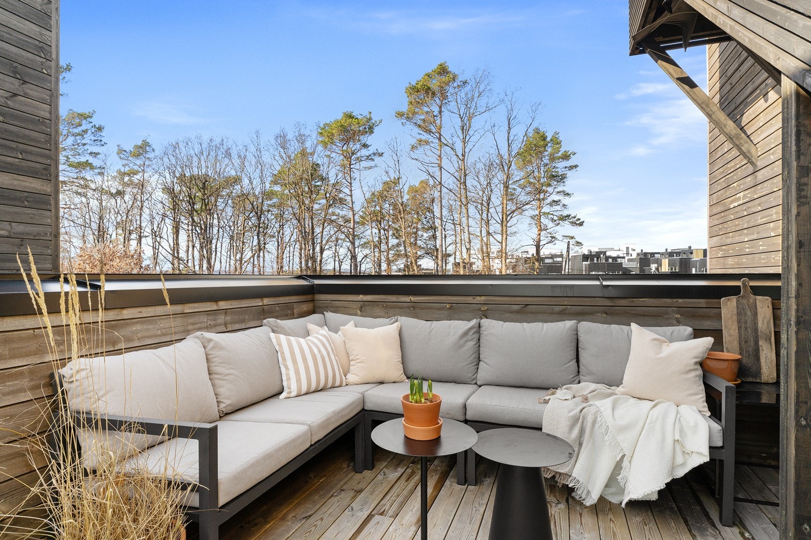 Fra denne altanen kan du ta trappen videre opp til takterrassen. Galleribilde