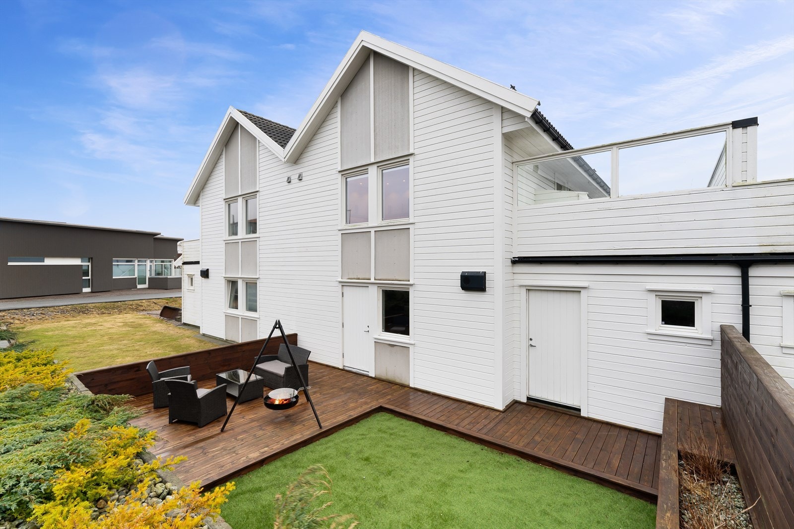 Eiendommen ligger i et rolig, barnevennlig boligfelt. Sentrumsnær beliggenhet med gangavstand til de fleste fasiliteter. Galleribilde