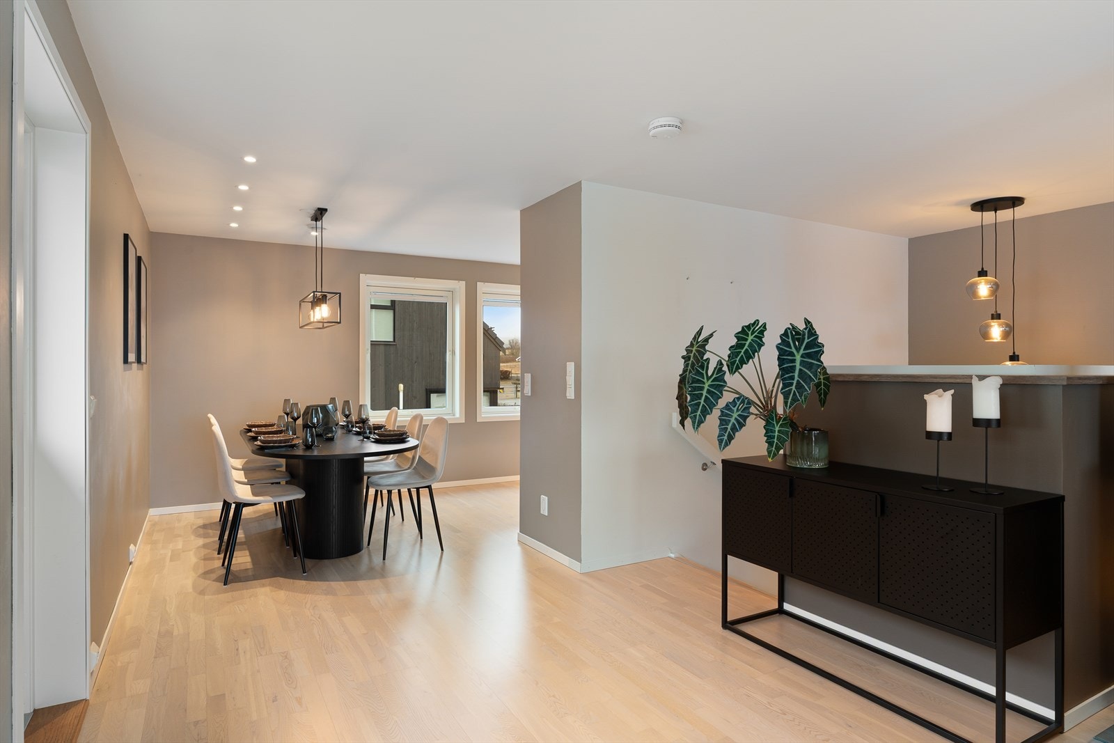 Åpen løsning mot kjøkkenet men likevel skjermet mot stuen. Galleribilde