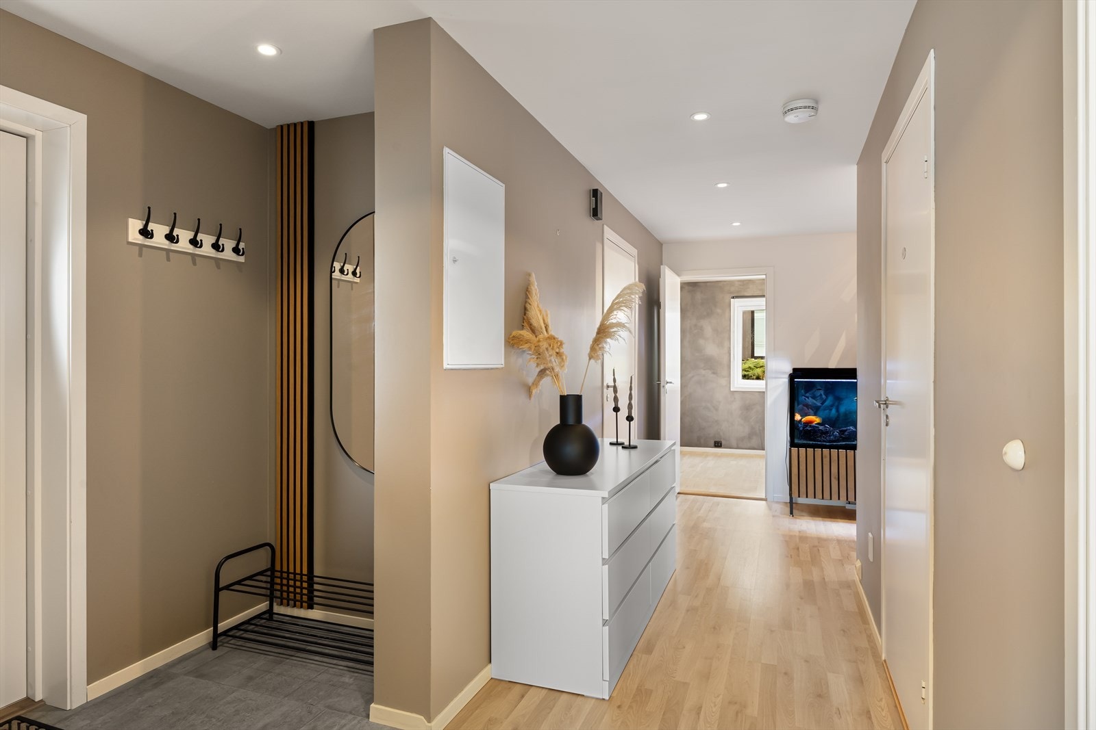 Romslig entre med plass til oppheng og oppbevaring av yttertøy. Galleribilde