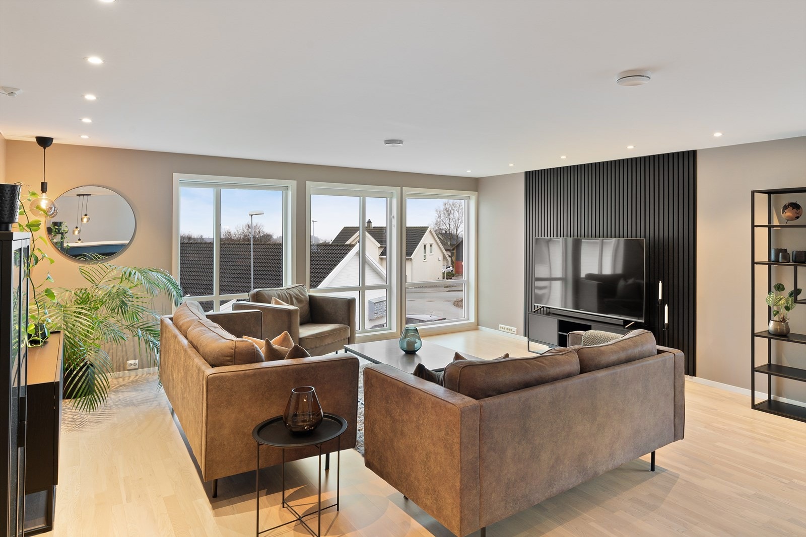 Boligen er oppgradert med spotter i tak både i første og andre etasje. Galleribilde