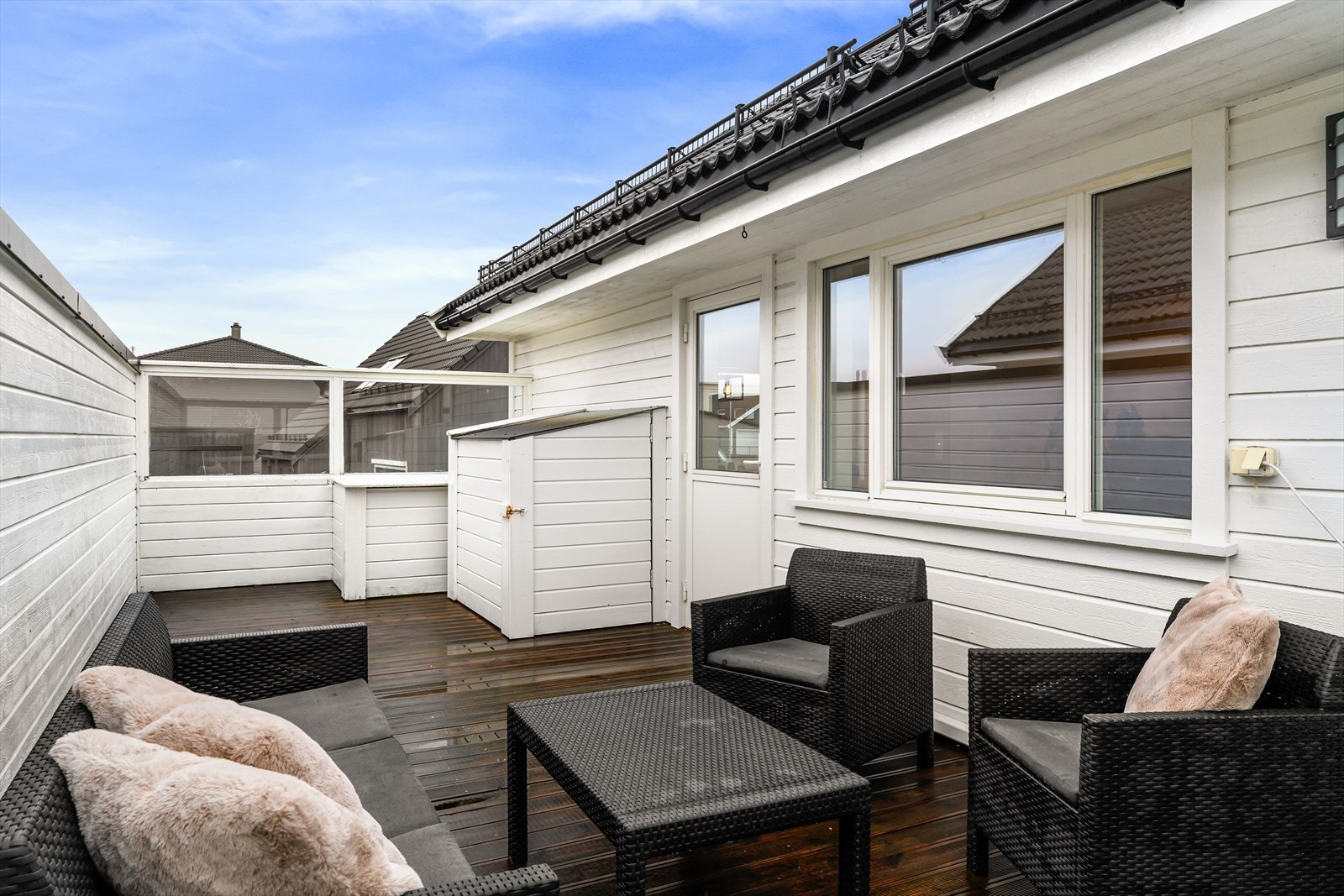 Balkong av god størrelse med forhøyet vegg for å skjerme innsyn og vind. Galleribilde