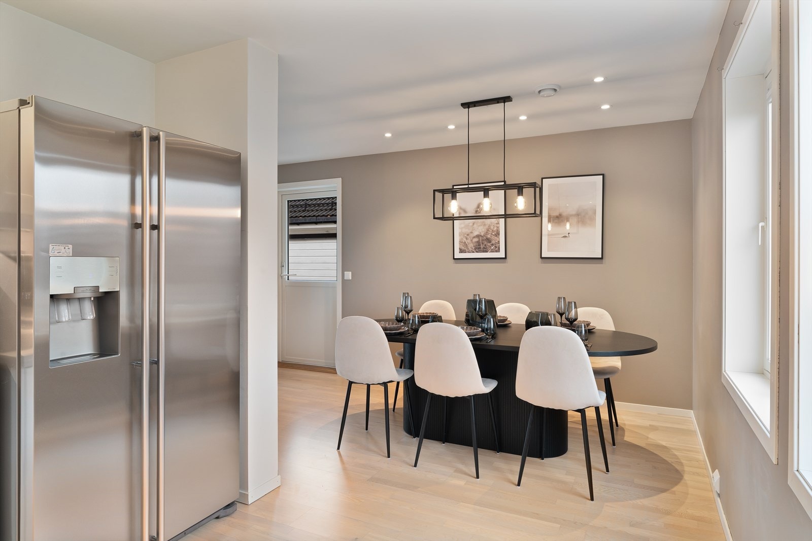 Her følger alt hvitevarer på kjøkken med, samt et side by side kjøleskap. Galleribilde