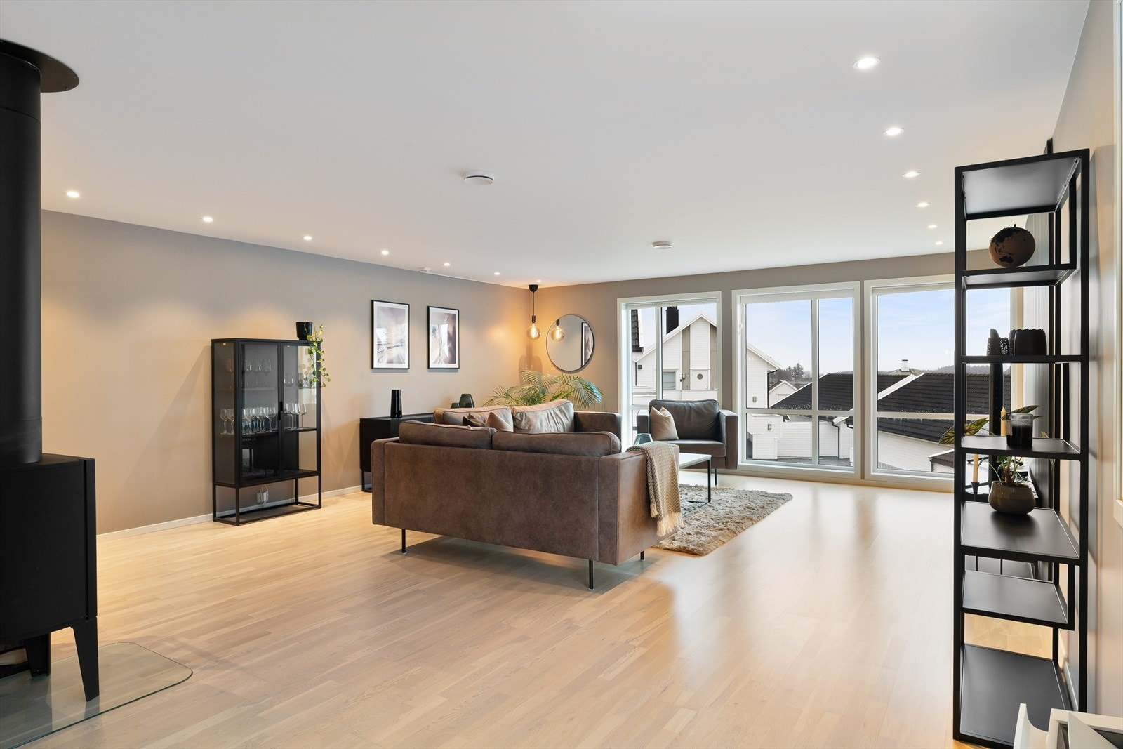 I stuen blir en møtt med store og gode vindusflater som gir et naturlig lys og en god romfølelse. Galleribilde