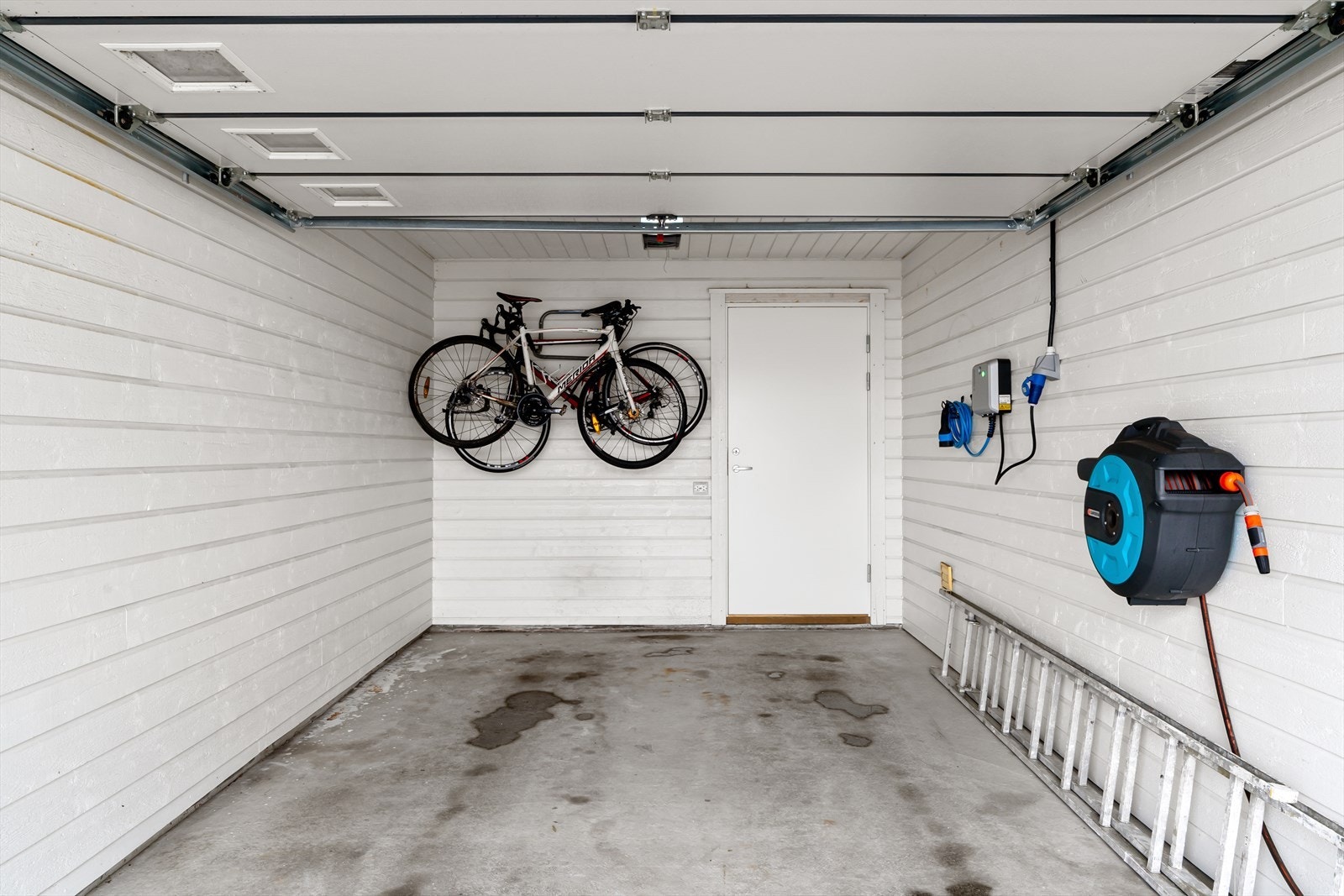 Parkering i garasje med el-bil lader samt tilhørende sportsbod. Galleribilde