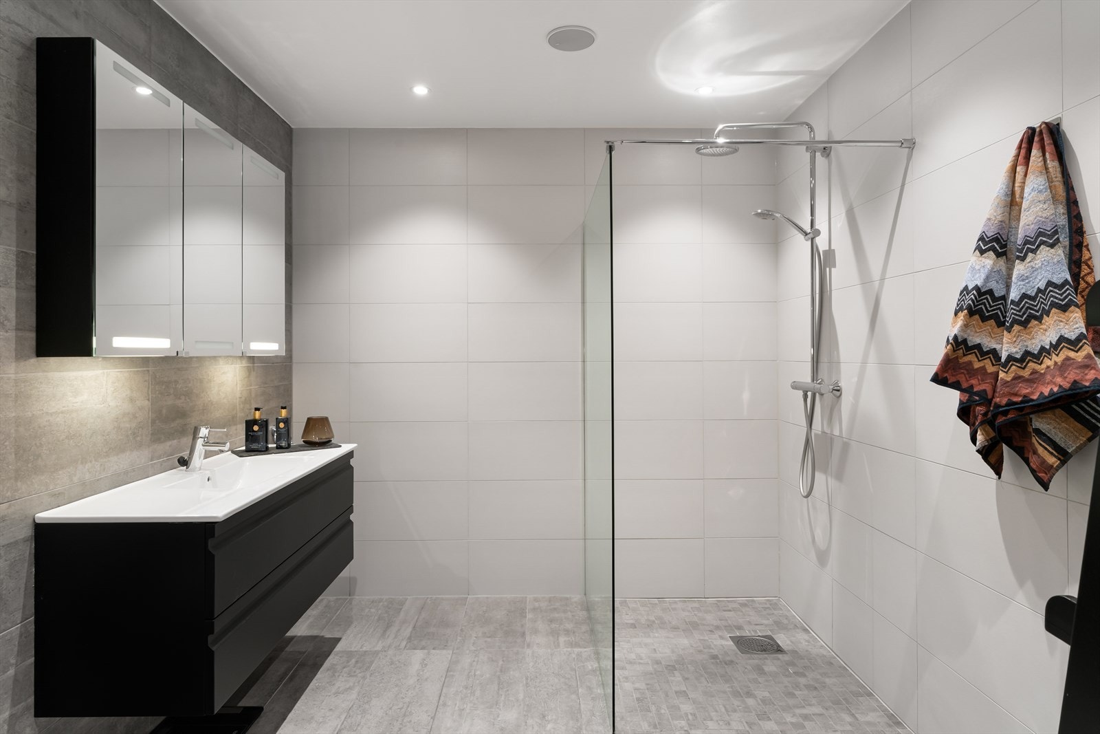 Fint bad med fliser på gulv og vegger, samt elektriske varmekabler i gulv. Galleribilde