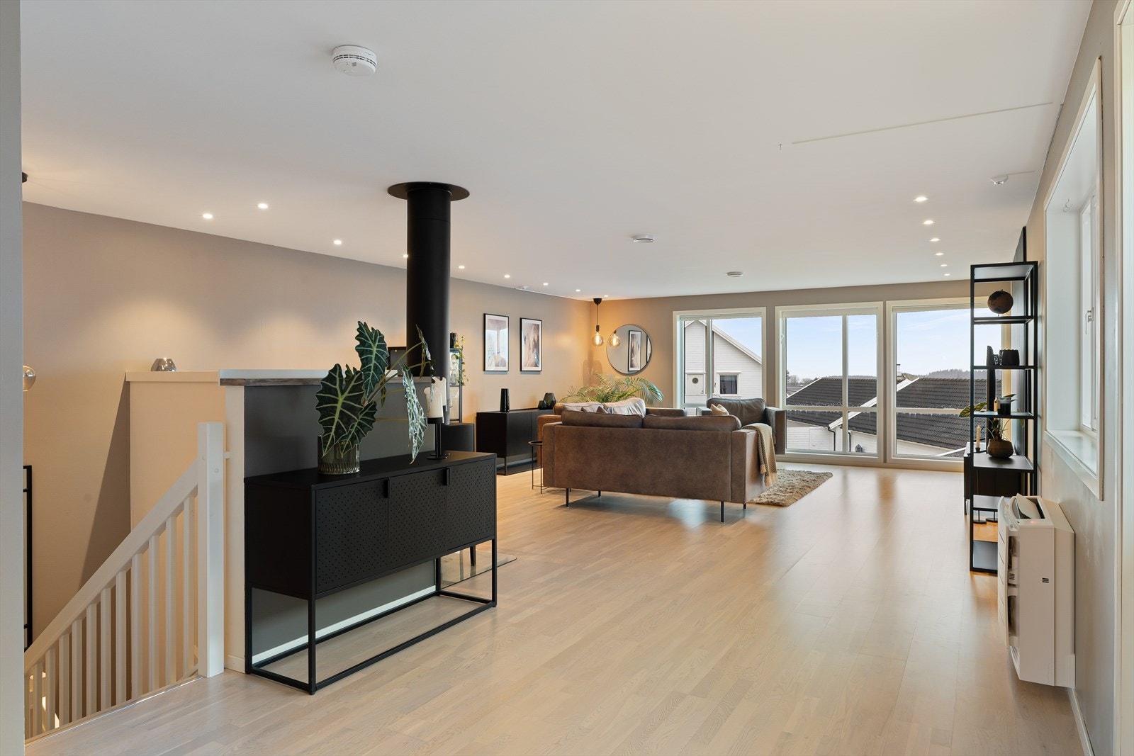 Inneholder blant annet 3 soverom, stue/kjøkken, bad, sportsbod og eget vaskerom. Galleribilde