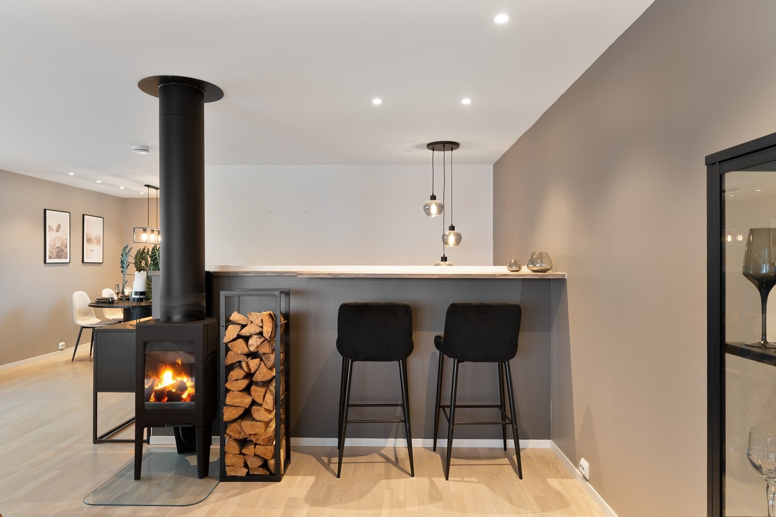 Vedovn som gir en varm og koselig atmosfære. Galleribilde