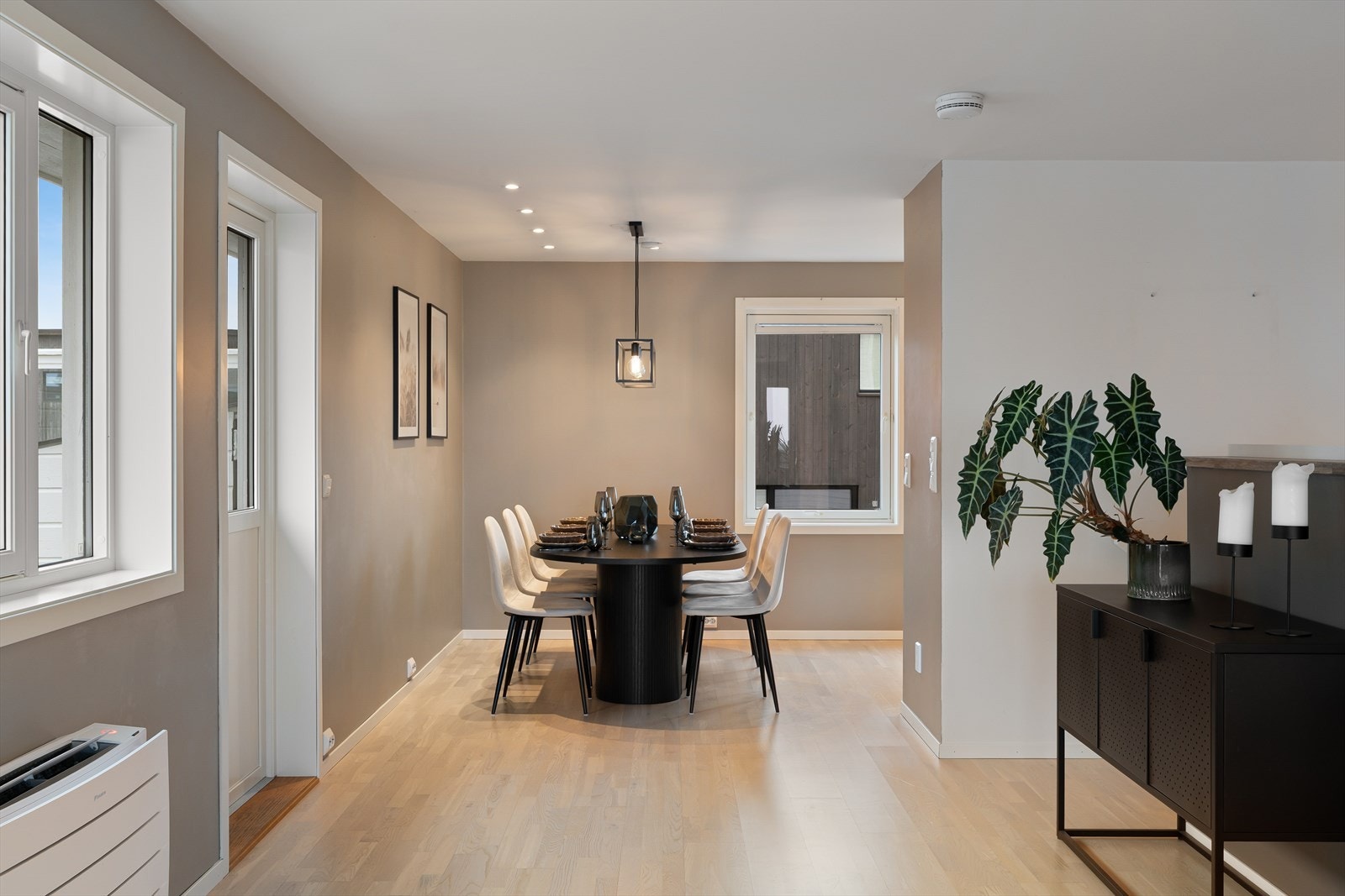 God plass til spisegruppe ved kjøkkenet. Galleribilde