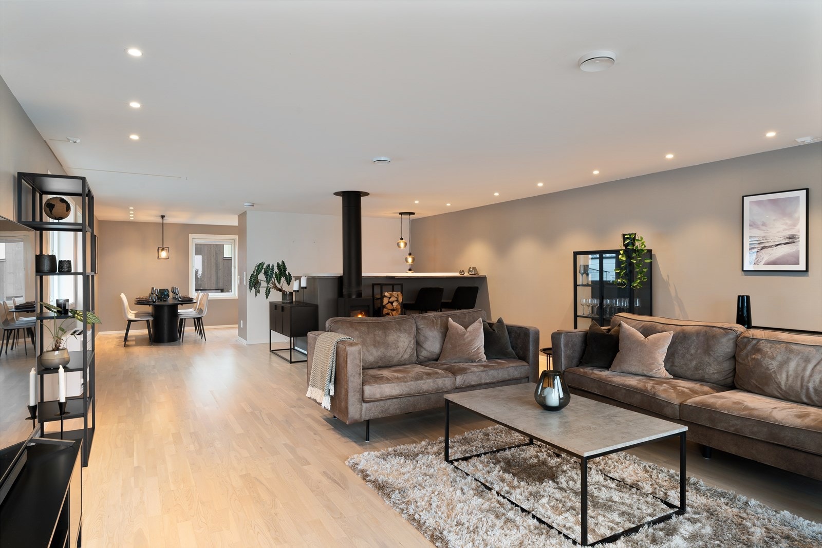 Innbydende del av tomannsbolig med sentrumsnær beliggenhet og parkering i garasje. Galleribilde