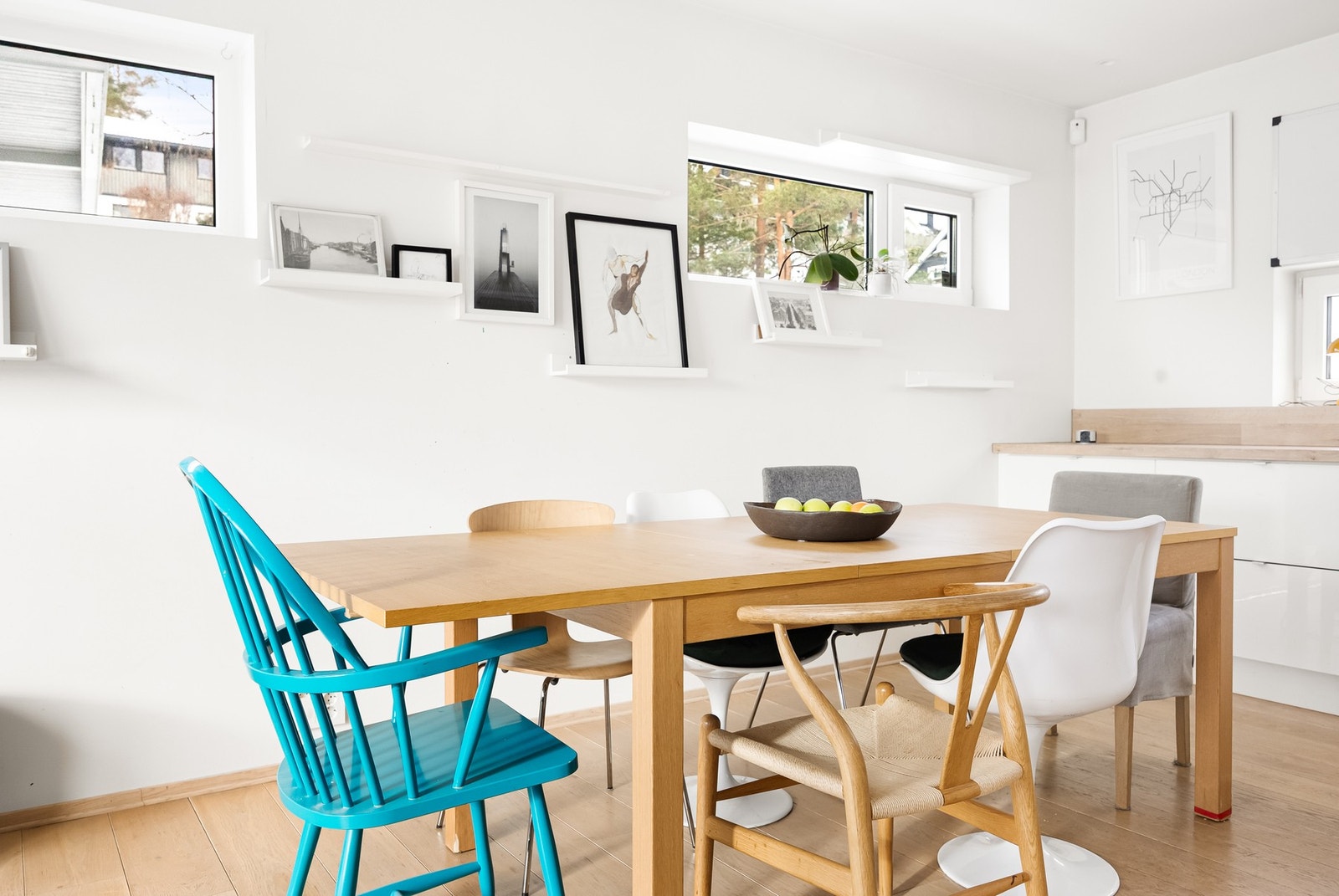 Det er rikelig med plass til både sofagruppe, TV-anlegg og spisebord. Galleribilde