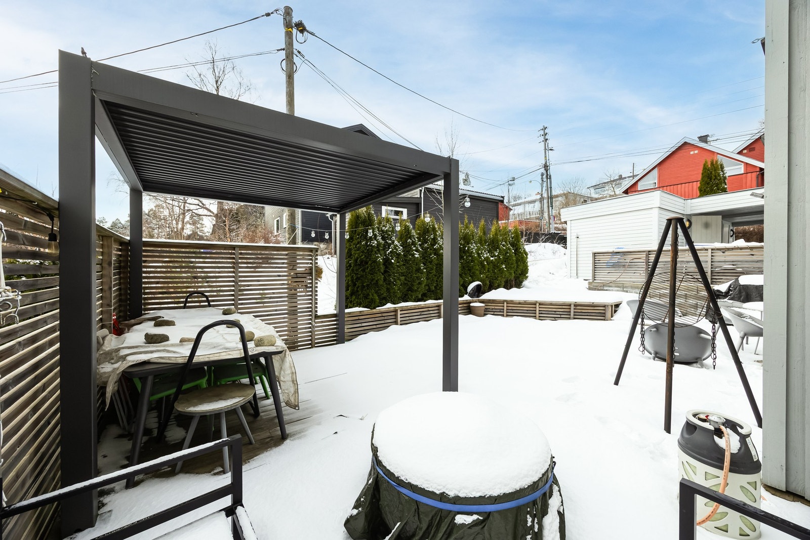 Terrassen har god plass til både sittegruppe, spisebord og grill, og med en stilfull pergola får du en lun og skjermet sone. Galleribilde