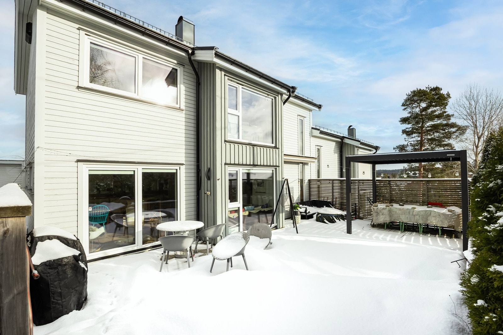 Utendørs er det en solrik og romslig terrasse på ca. 58 kvm med pergola Galleribilde