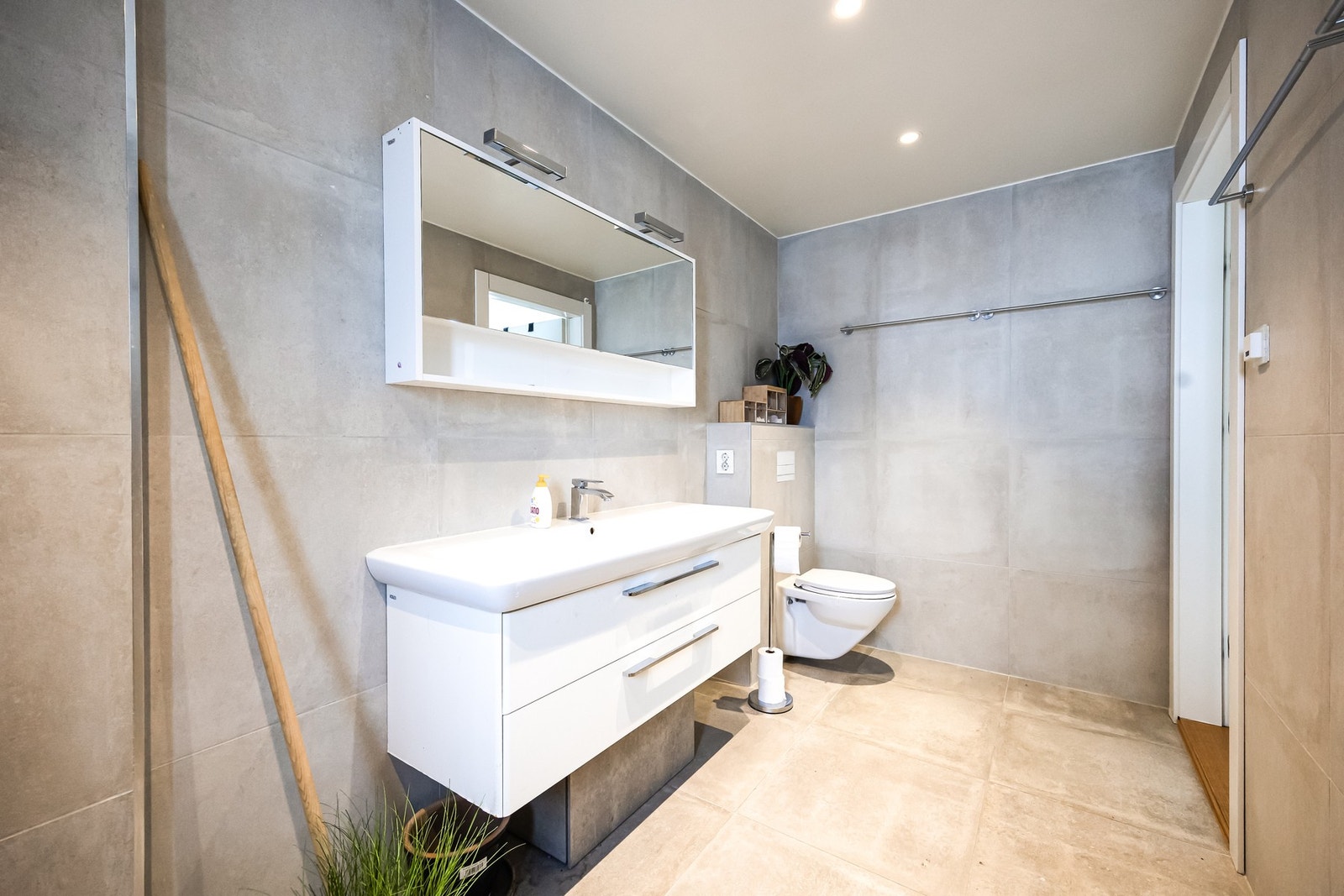 Badet er utstyrt med flislagte vegger- og gulv, vannbåren gulvvarme og innfelt downlights. Galleribilde