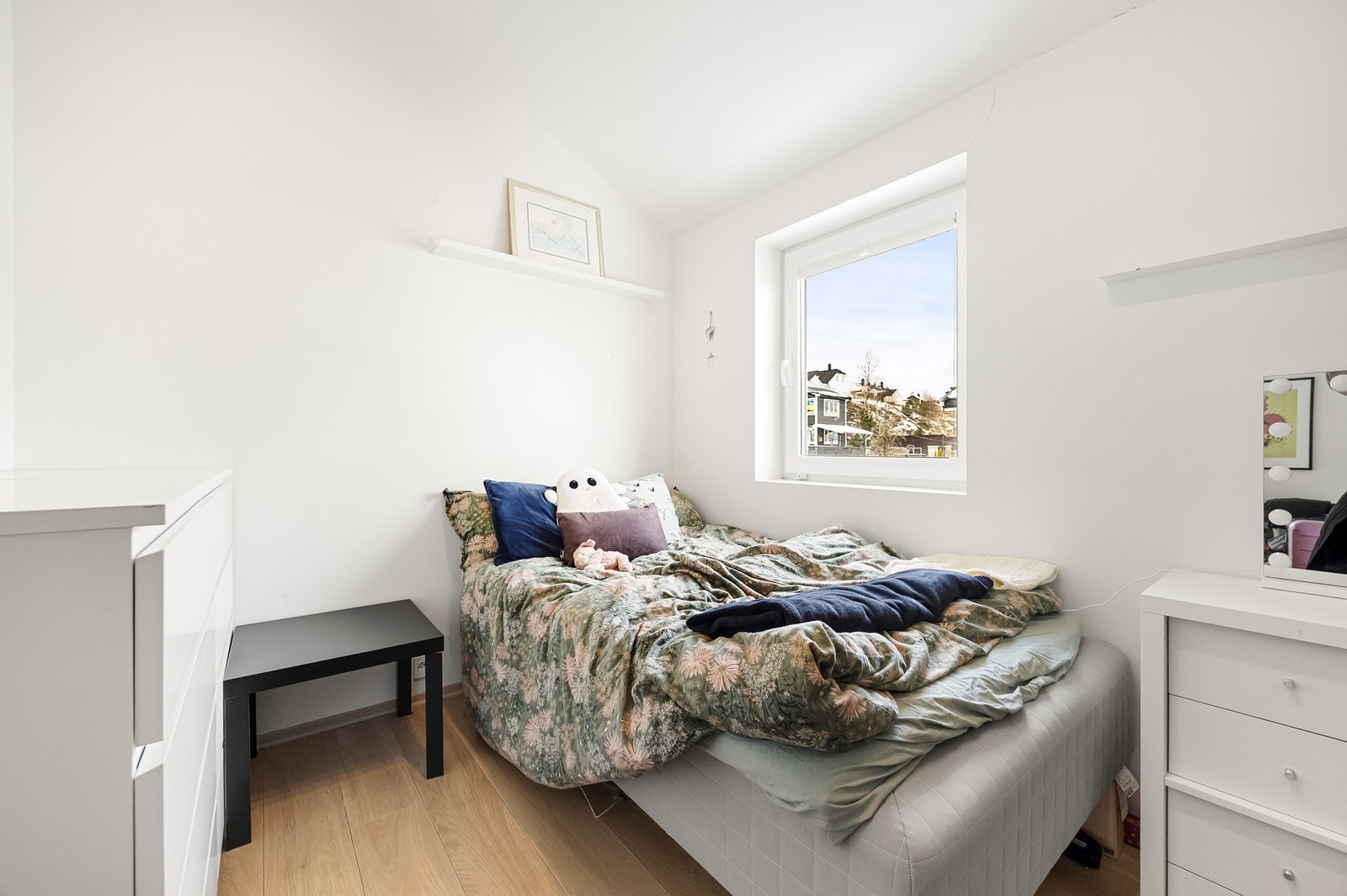 Soverommene har god plass til seng, nattbord og diverse innredning. Galleribilde