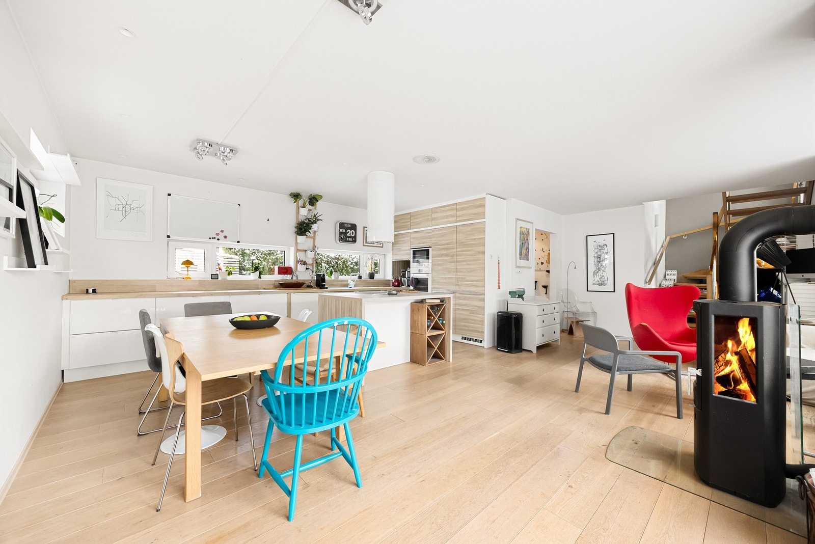 Stuen og kjøkkenet er lys og romslig med gode møbleringsmuligheter. Galleribilde