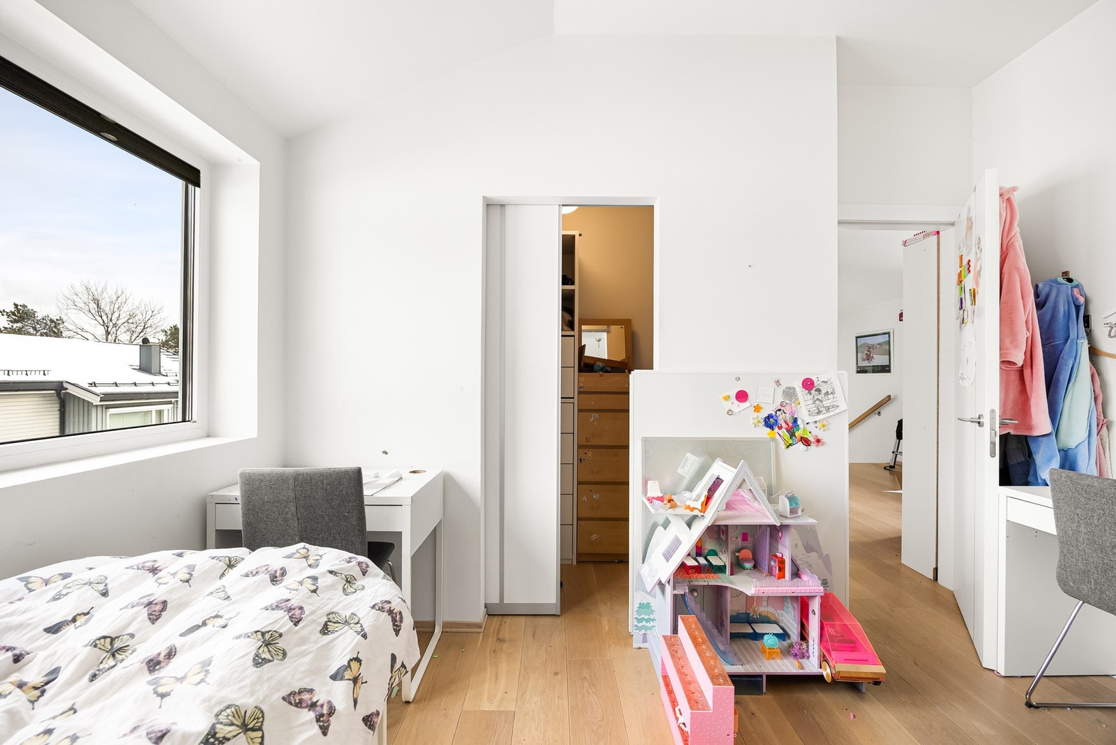 To av rommene er innredet med praktiske garderobeløsninger, mens det ene soverommet har adkomst til eget walk-in-closet. Galleribilde