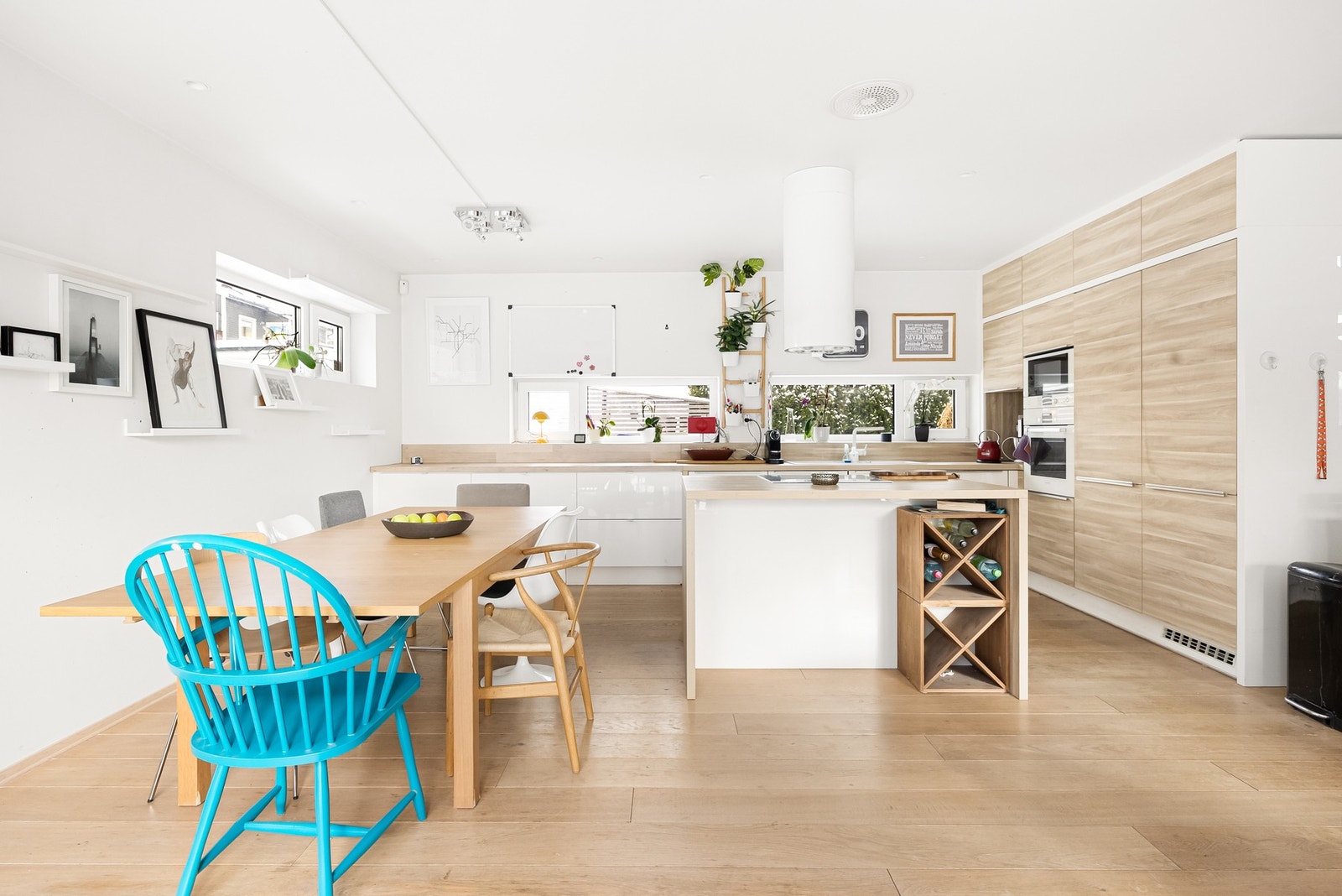 Kjøkkenet har en pen innredning med slette fronter og laminerte benkeplater med nedfelt oppvaskkum i kompositt. Galleribilde