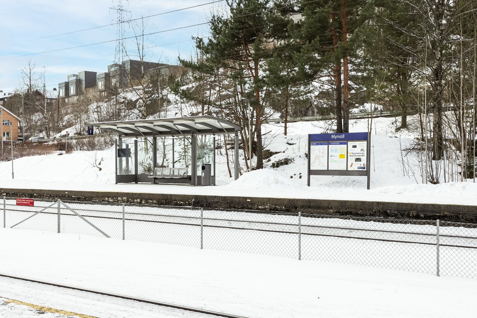 Det er gode muligheter for offentlig kommunikasjon via buss og tog fra Myrvoll stasjon, som ligger ca. 16 minutters gange fra eiendommen. Galleribilde