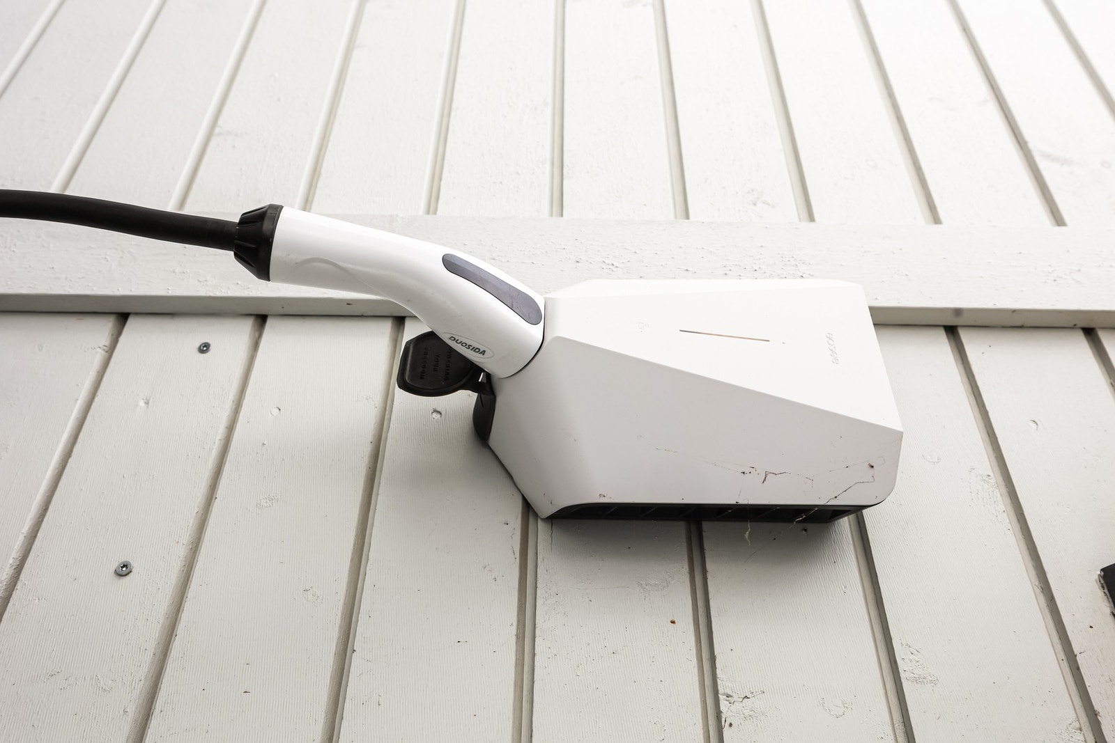 Montert elbillader. Galleribilde