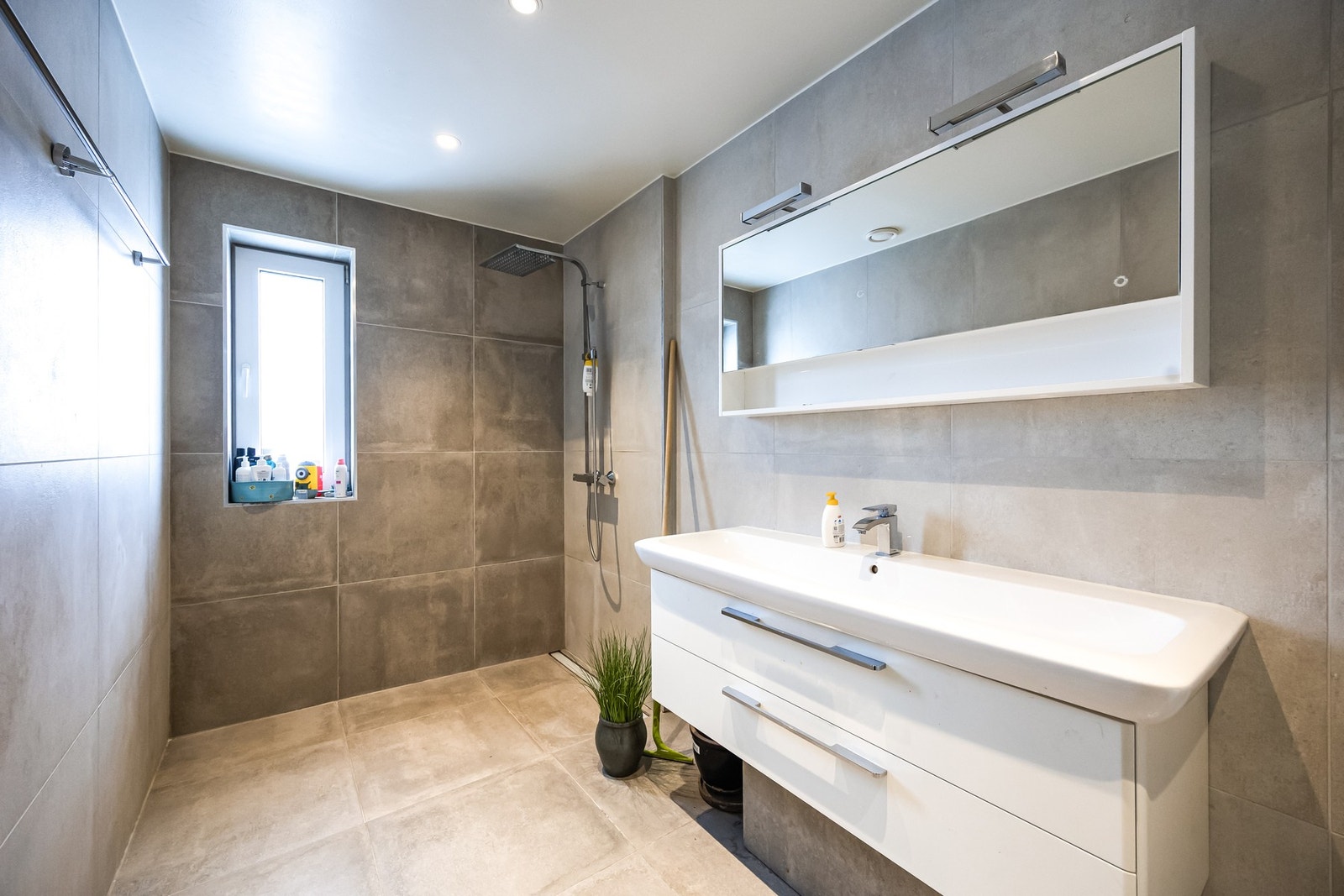 Boligen har to bad, ett i hver etasje. Galleribilde