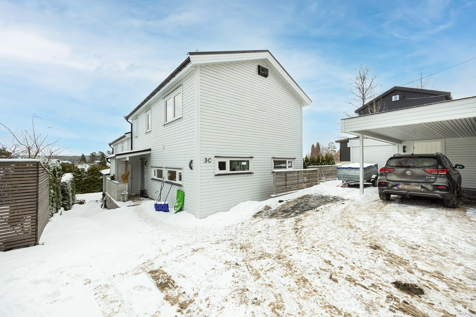 Det er parkering i carport og på gårdsplass. Galleribilde