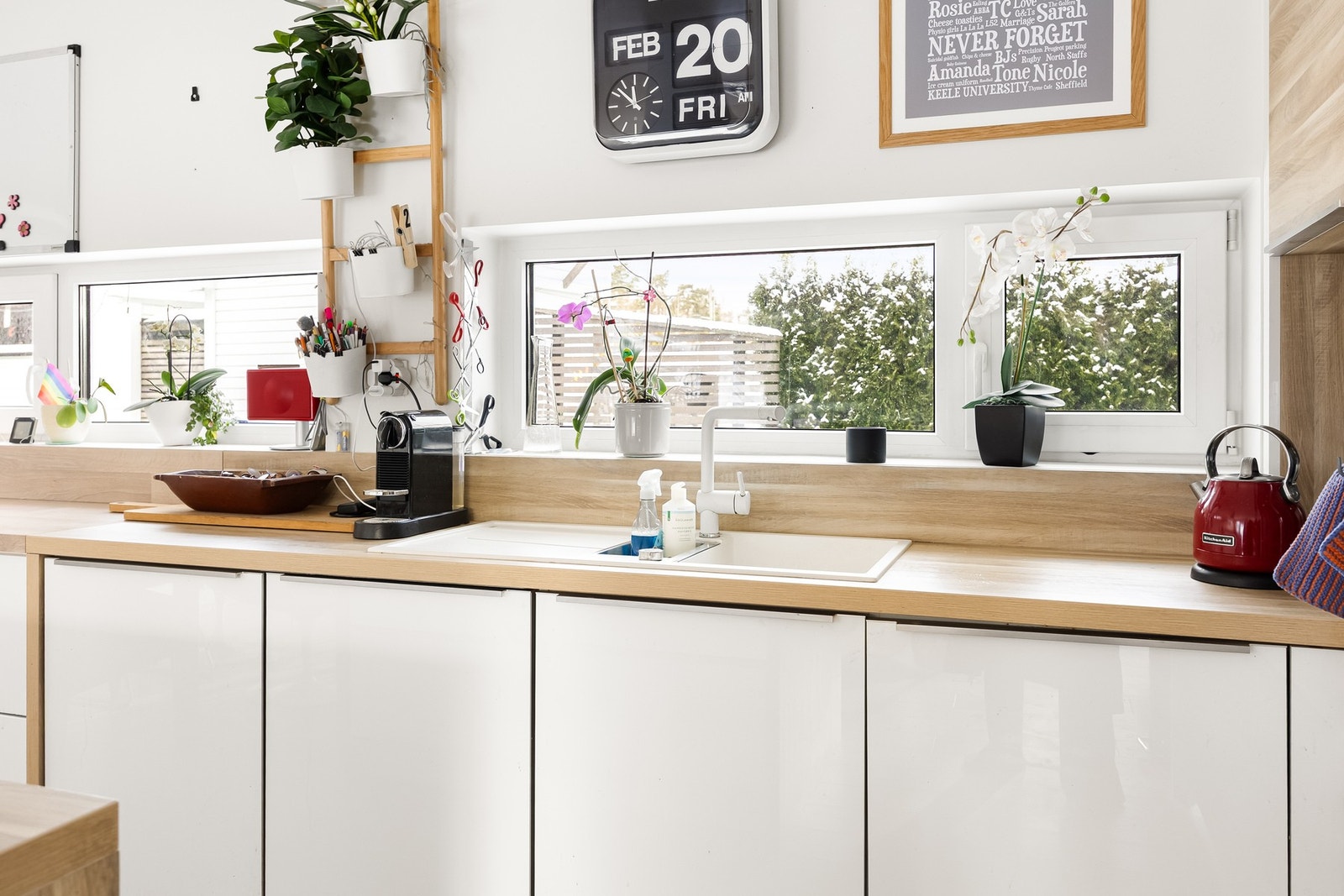 Kjøkkenet er utstyrt med integrerte hvitevarer som induksjonstopp, micro, komfyr, oppvaskmaskin og kjøleskap med frysedel. Galleribilde