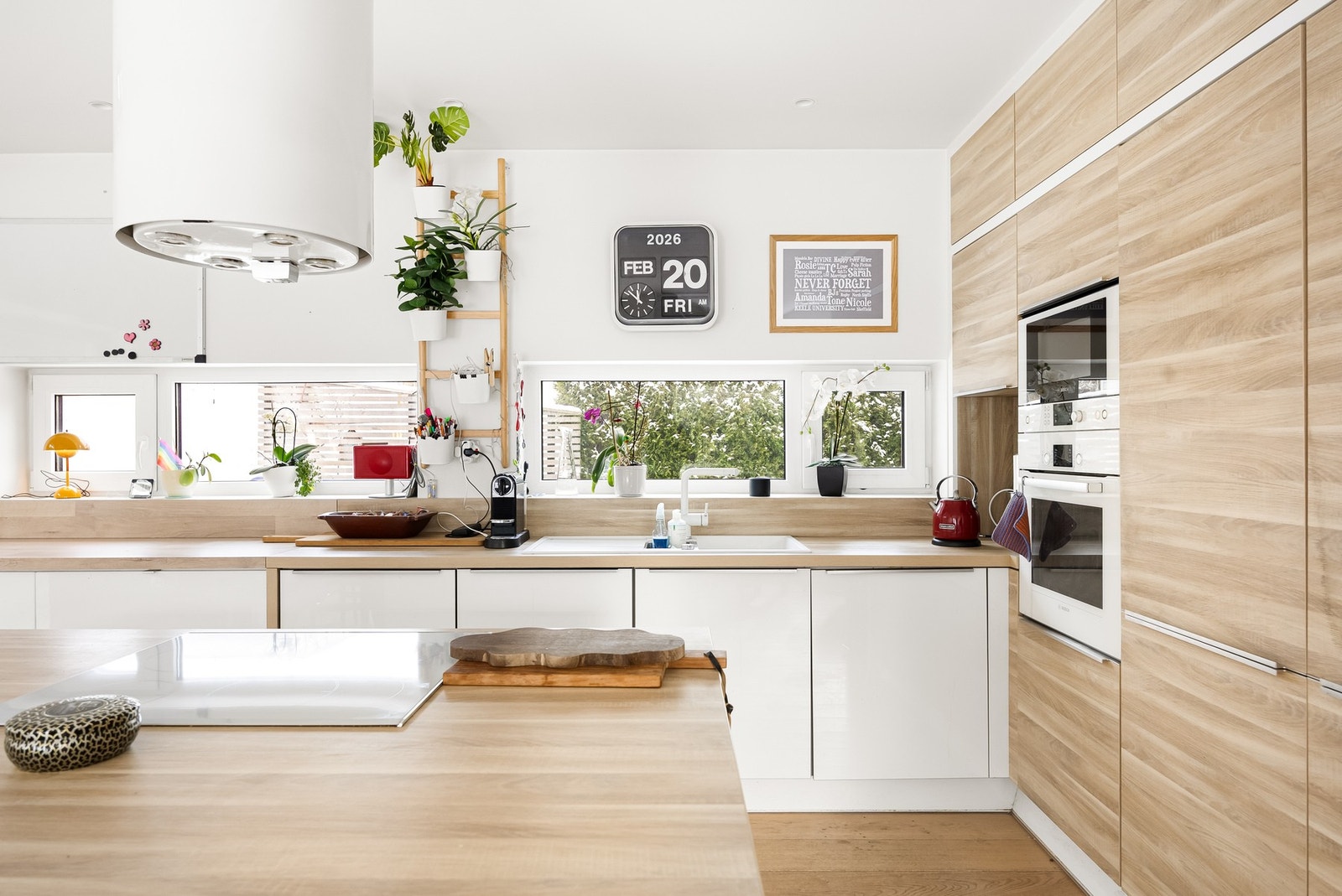 Pent kjøkken med integrerte hvitevarer og rikelig med benke- og skapplass. Galleribilde