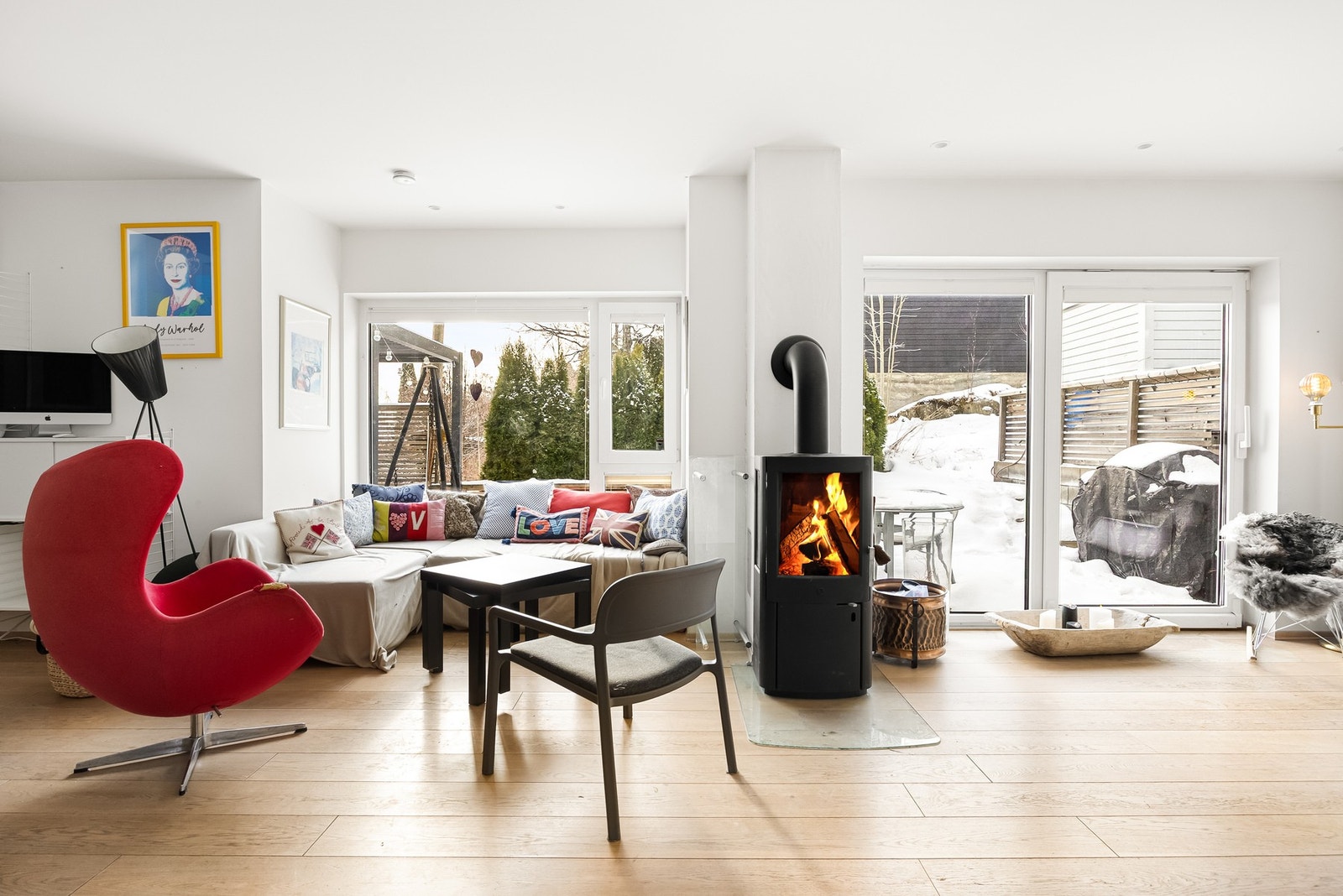 Stuen har gode møbleringsmuligheter, en flott vedovn og store vindusflater som slipper inn rikelig med naturlig lys. Galleribilde