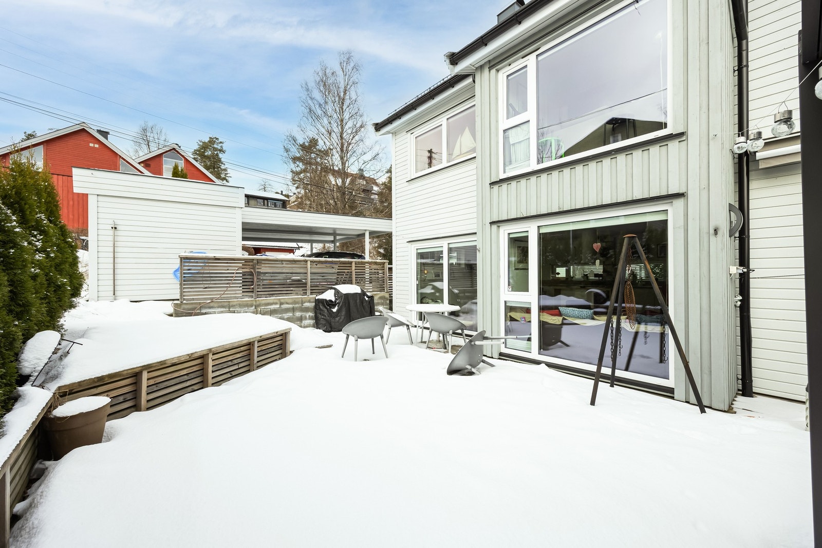 Terrassen fungerer som en forlengelse av stuen i sommerhalvåret og legger til rette for avslapning, lek og sosiale sammenkomster med venner og familie. Galleribilde