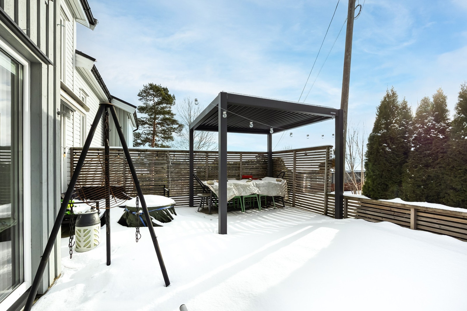 Fra stuen er det utgang til en solrik og lun terrasse på ca. 58 kvm. Galleribilde