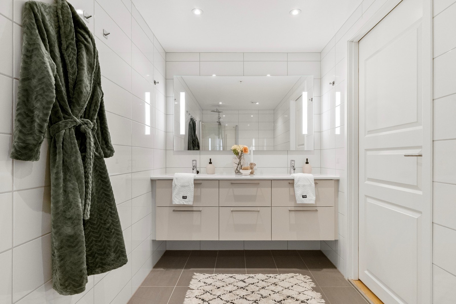 Lyst og fint fliselagt bad med vannbåren varme Galleribilde