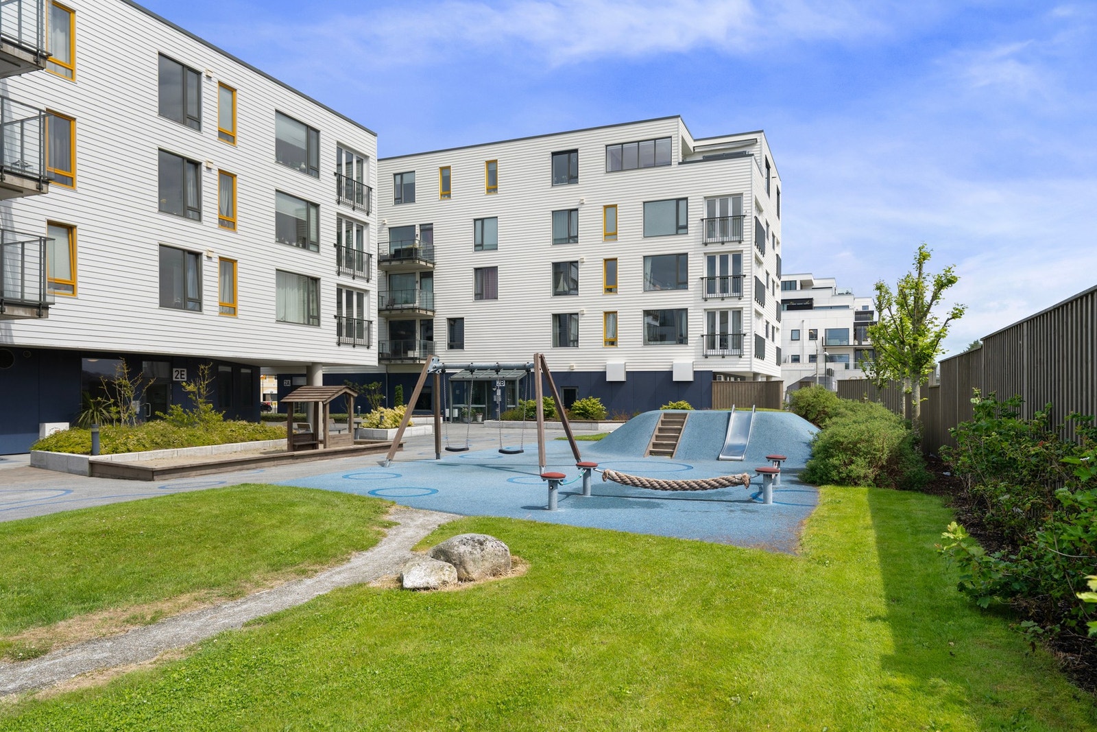 Store og åpne fellesområder mellom blokkene Galleribilde