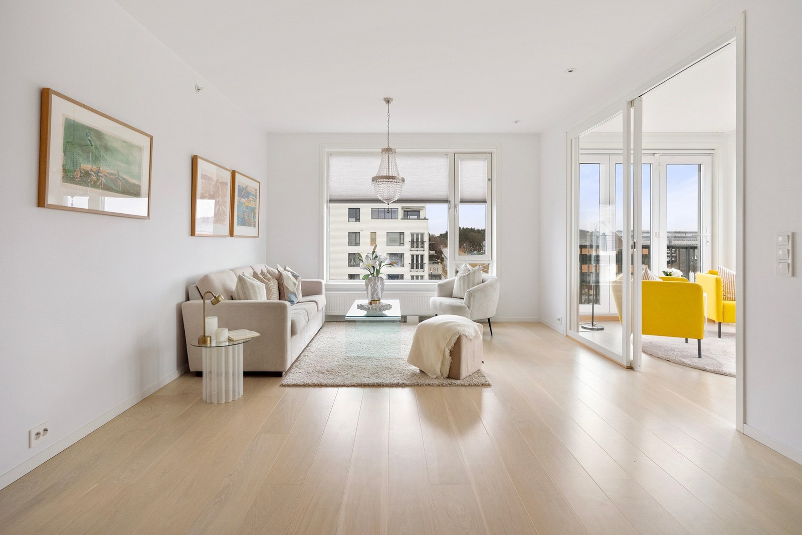 Stuen er åpen og romslig med dør inn til gangen som skjermer stue og kjøkken fra resten av leiligheten Galleribilde