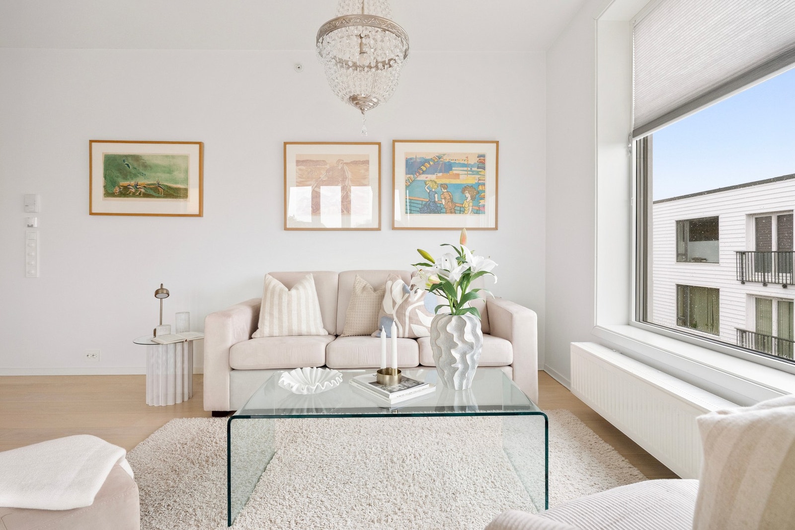 Leiligheten har åpen stue og kjøkken løsning med store vindusflater Galleribilde