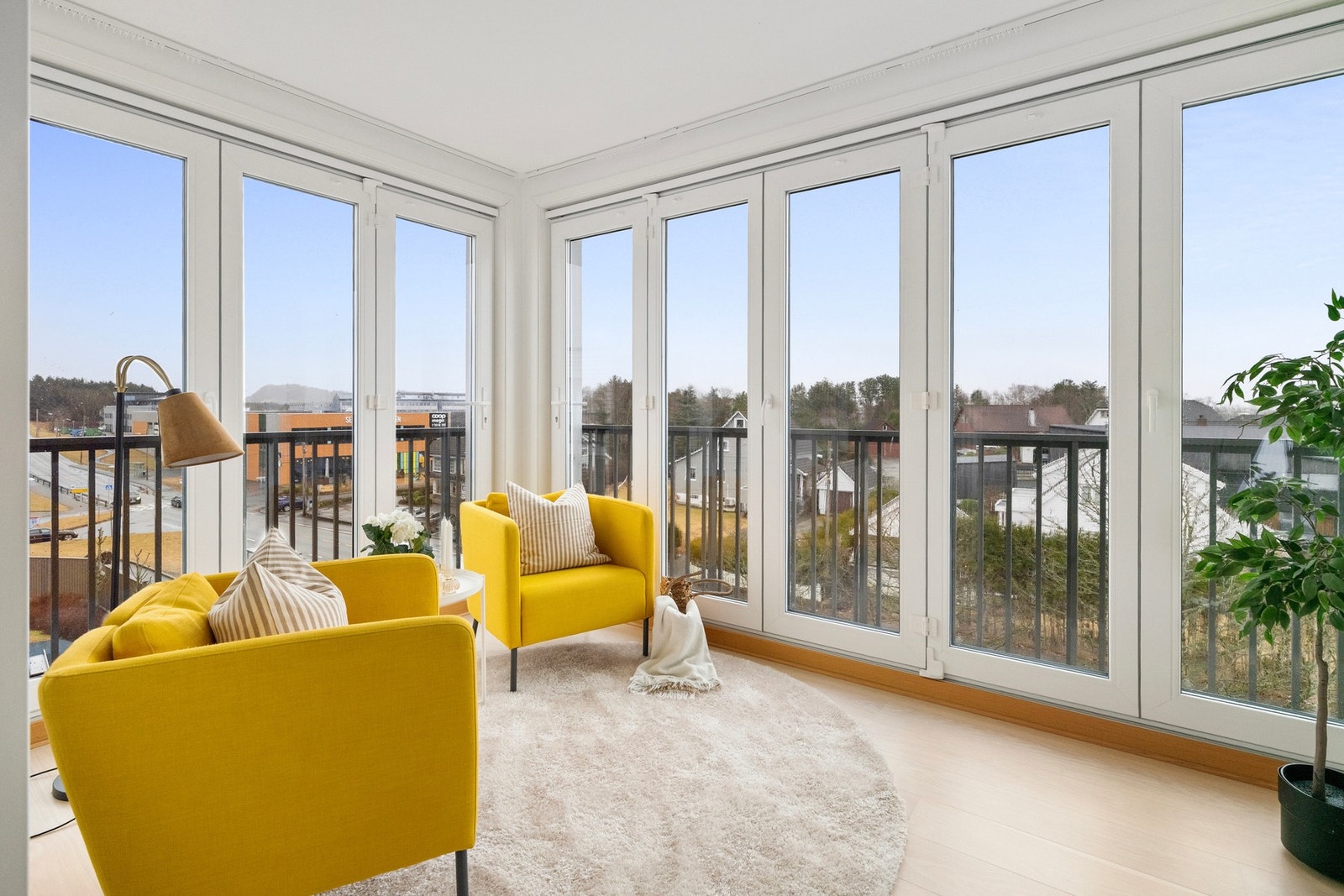 Leiligheten har et bruksareal på ca. 97 kvm inkludert romslig balkong/sommerstue. Galleribilde