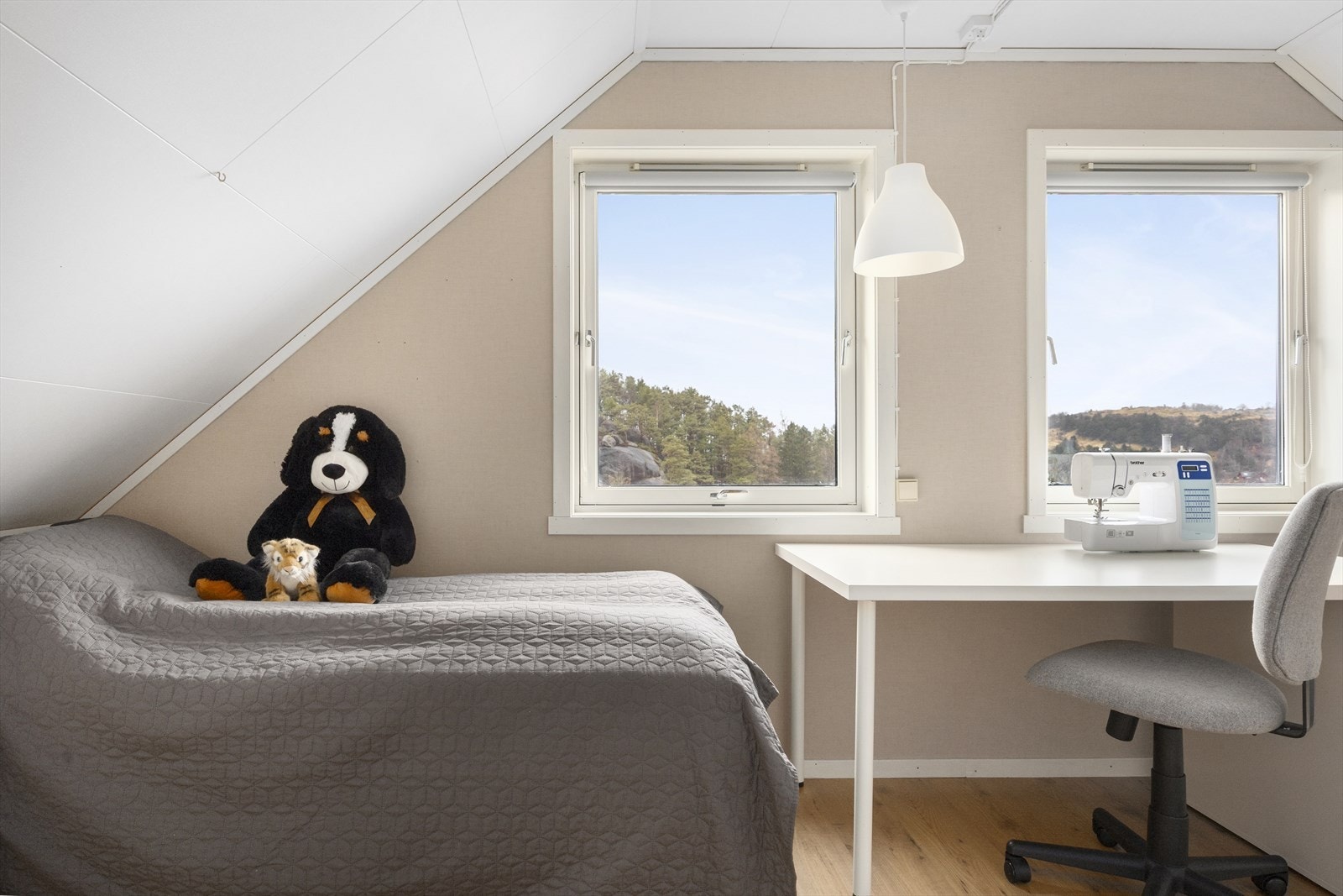 Soverom 3 i 2. etasje har store vinduer som gir rikelig med dagslys Galleribilde