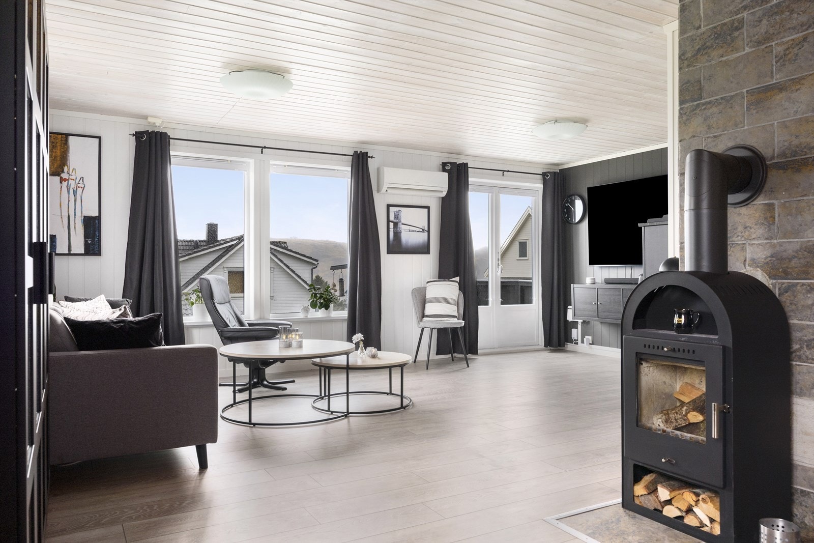 I stuen finner man både varmepumpe og vedovn Galleribilde