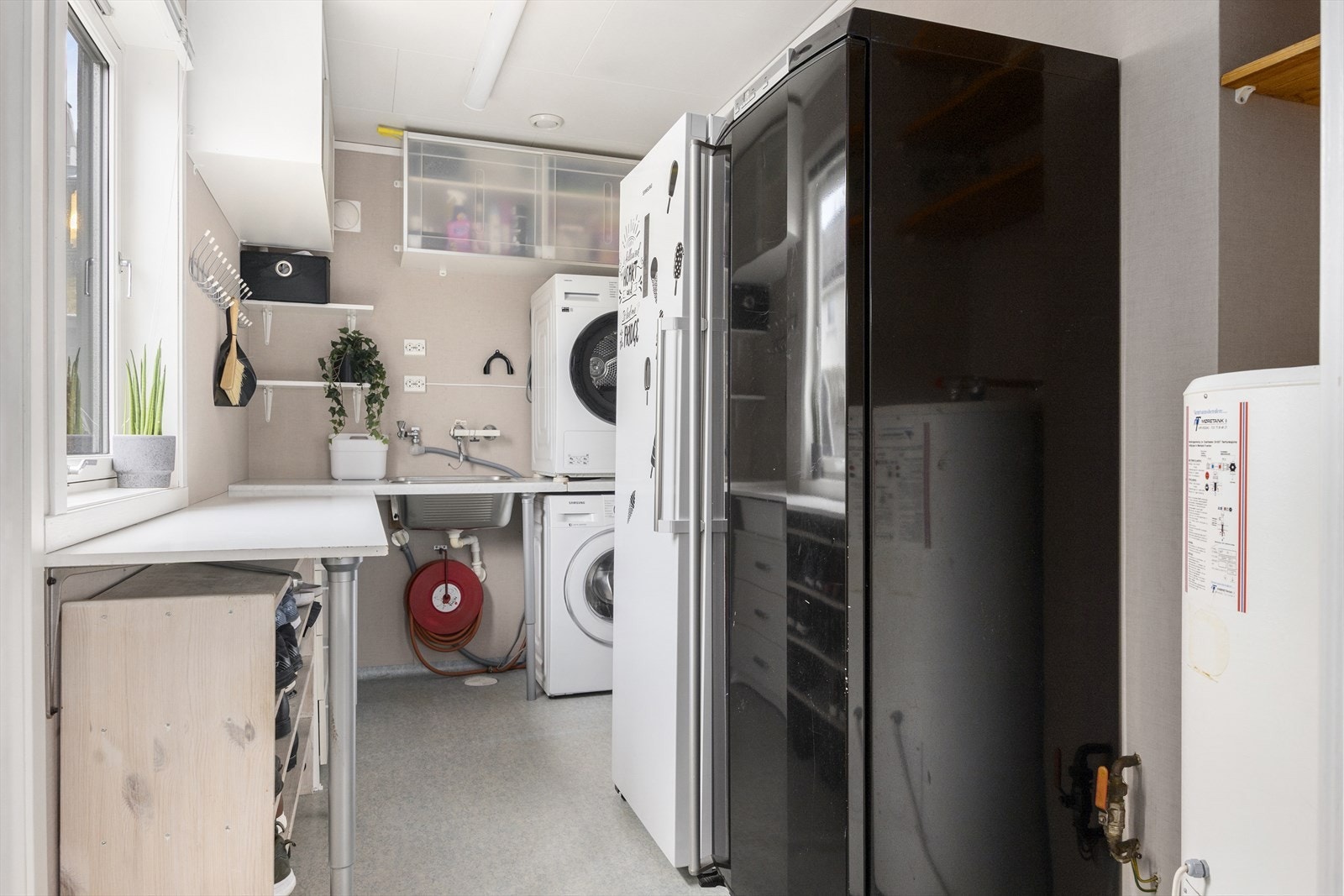 Fra kjøkkenet har man inngang til både vaskerom og bod Galleribilde