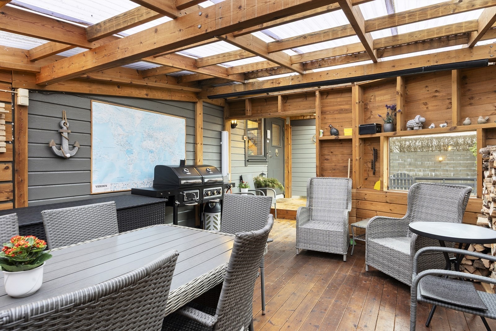 I bakgården finner man en koselig hagestue. Hagestue er ikke byggegodkjent. Galleribilde