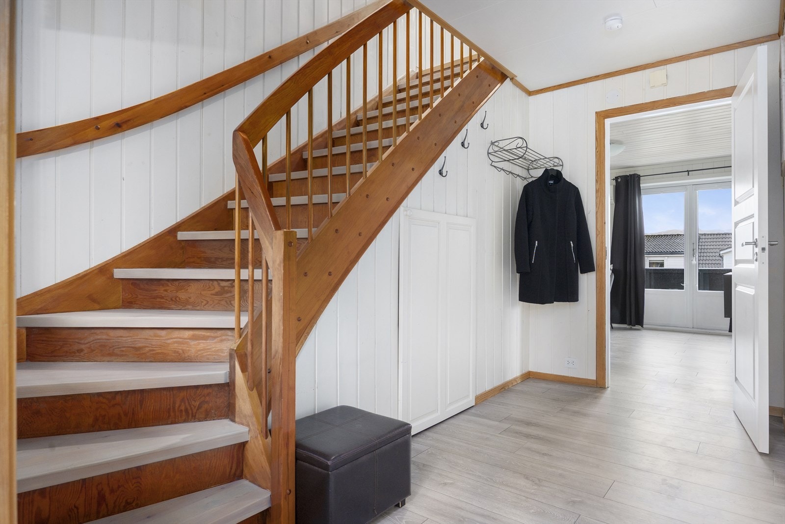 Hovedinngangen fører inn til en praktisk entré/gang hvor man har god plass til oppheng og oppbevaring av klær og sko Galleribilde