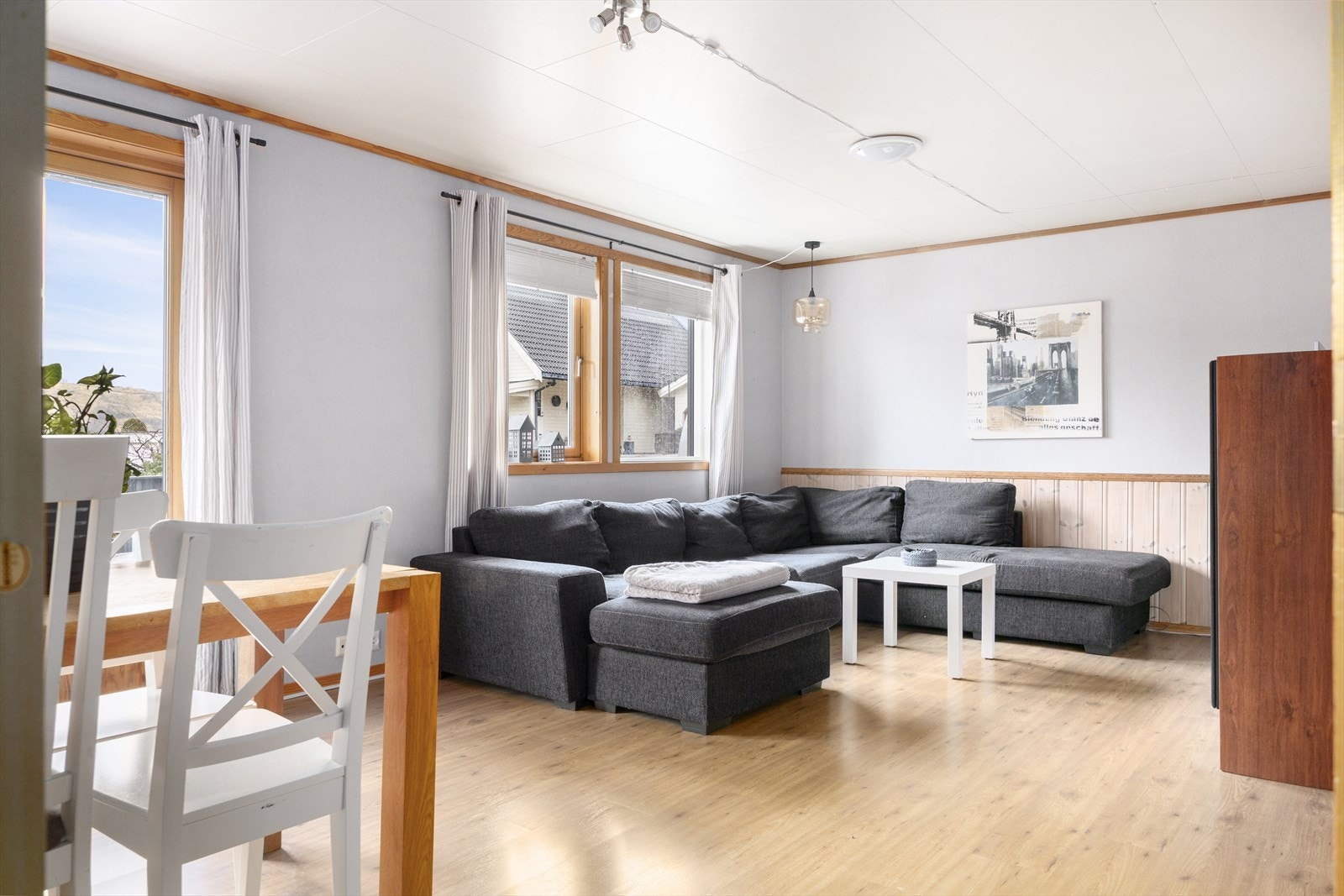 Her har man også store vinduer som gir stuen en trivelig atmosfære Galleribilde