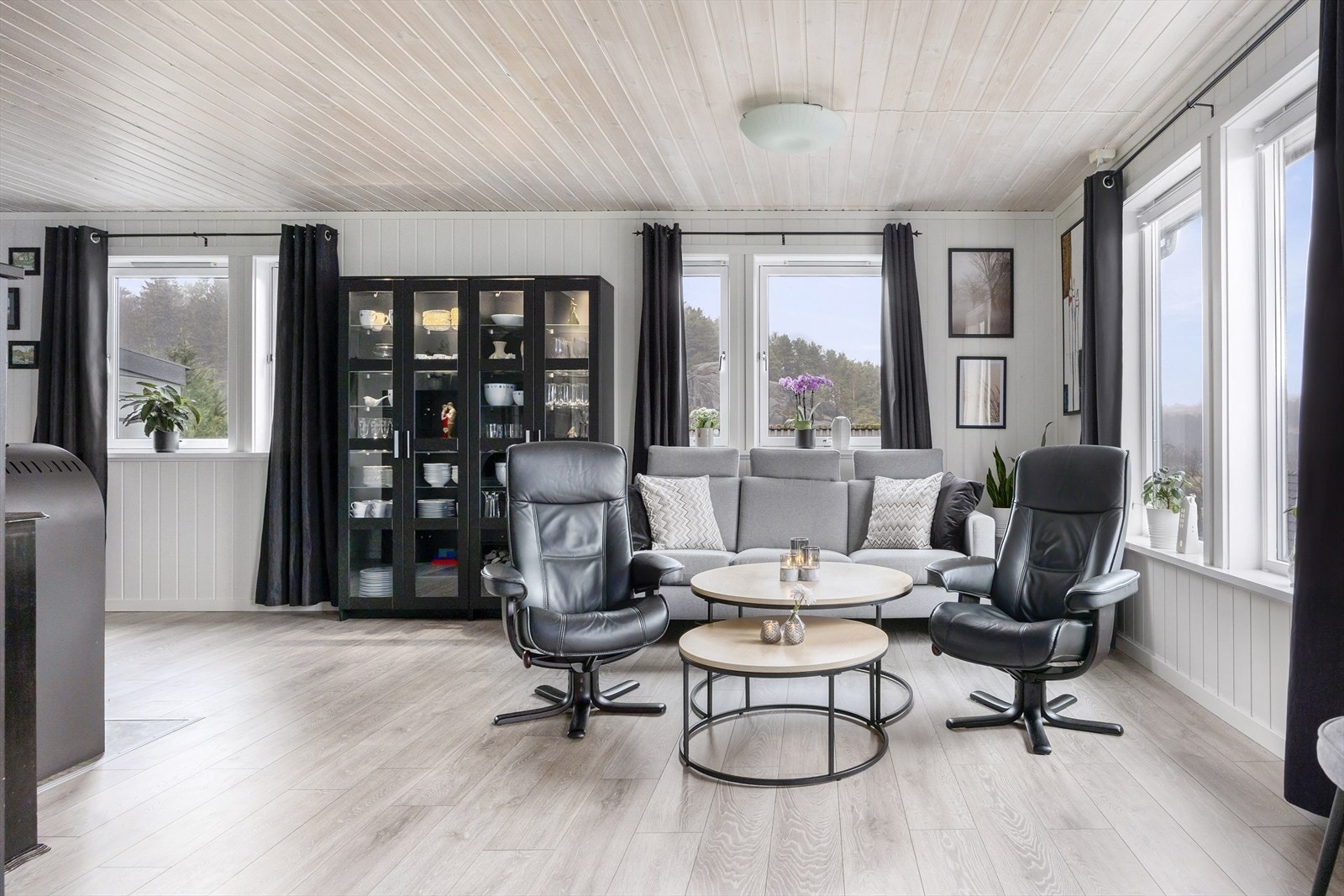 De store vinduene gir stuen naturlig lys Galleribilde