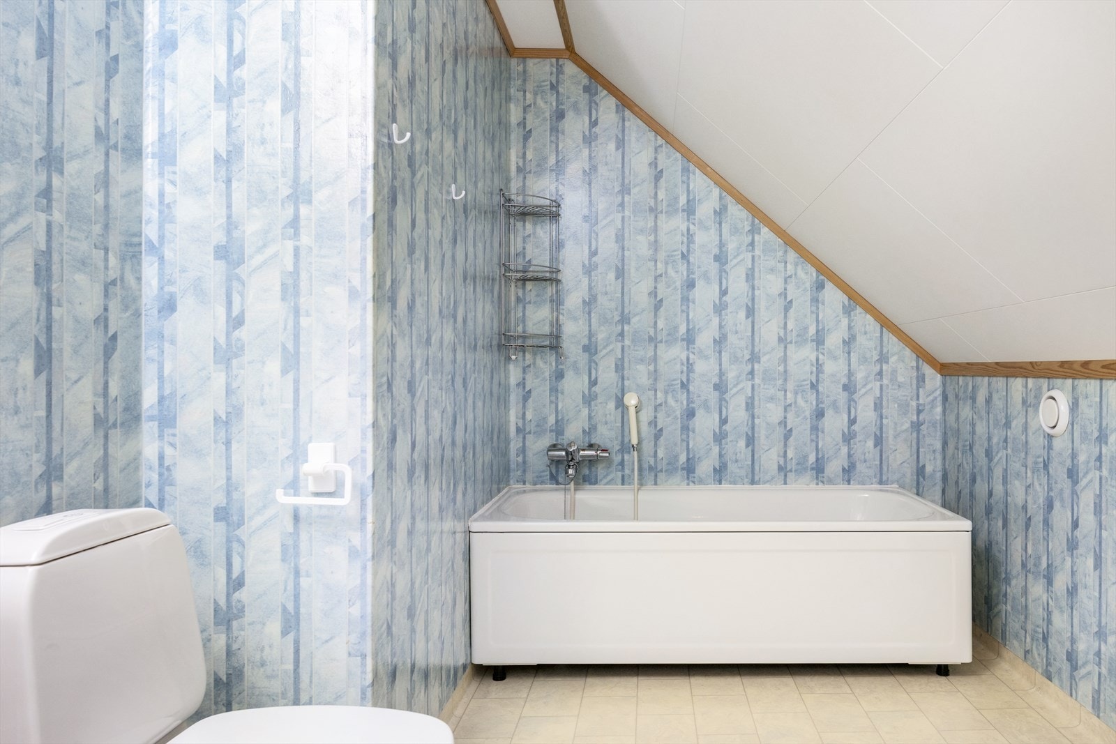 Badet i 2. etasje inneholder toalett, servant og badekar Galleribilde