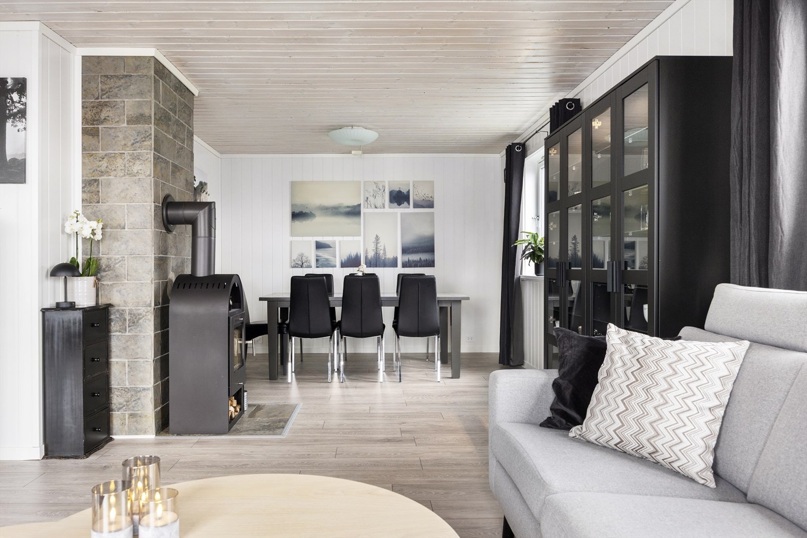 I stuen har man også plass til spisebord Galleribilde