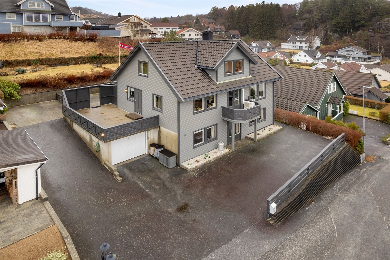 Parkering i garasje og god parkering på egen tomt Galleribilde