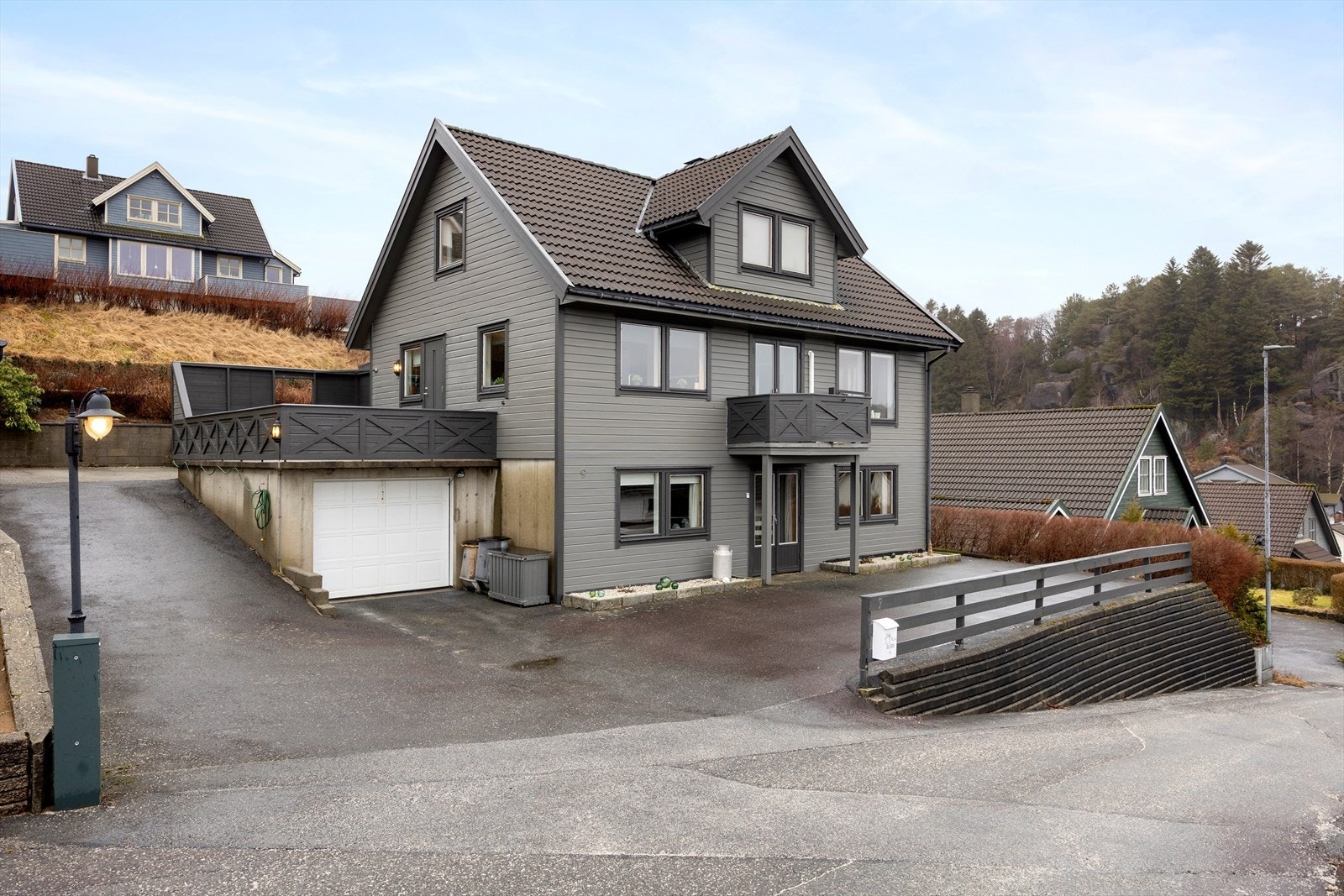 Velkommen til Lønneveien 9, en innholdsrik enebolig med godkjent utleieleilighet, perfekt for deg som ønsker en familievennlig bolig kombinert med muligheten for ekstrainntekt. Foto: Diakrit v/Arne Ove Østebrøt Galleribilde